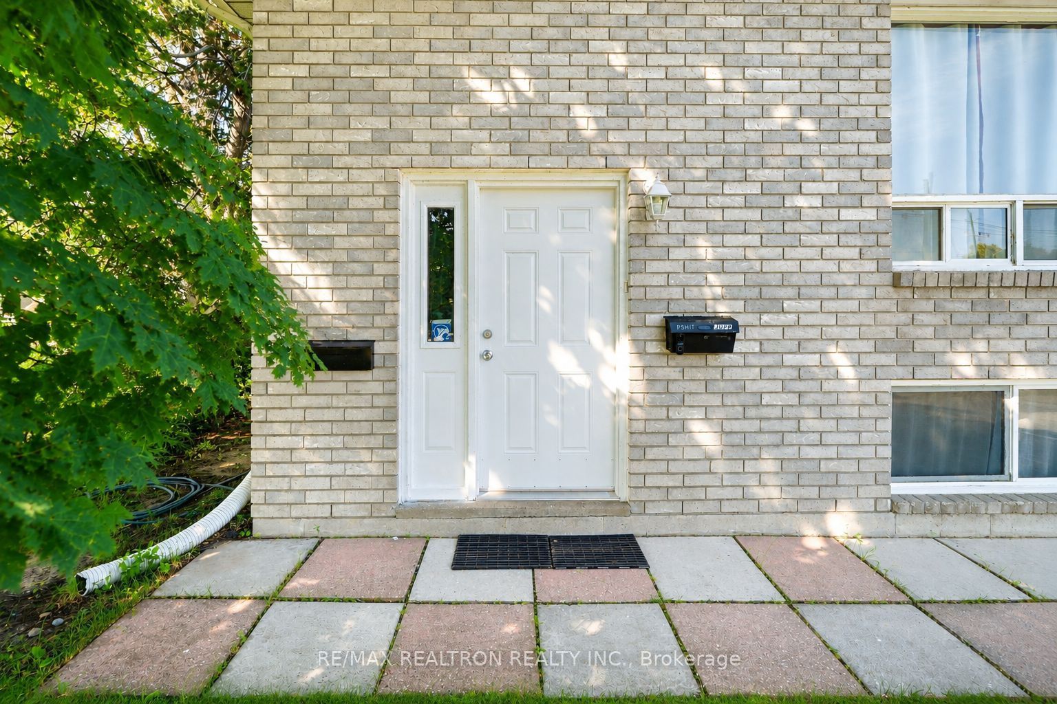 414 The Queensway Road S Property Photo 2
