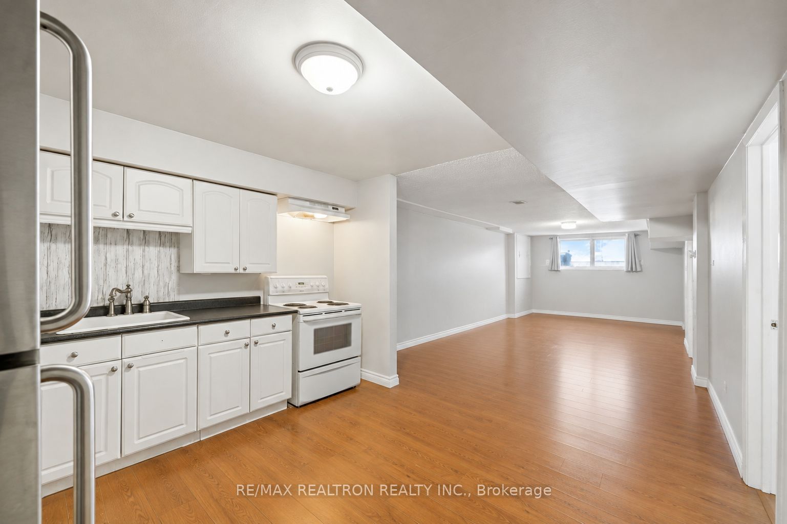 414 The Queensway Road S Property Photo 3