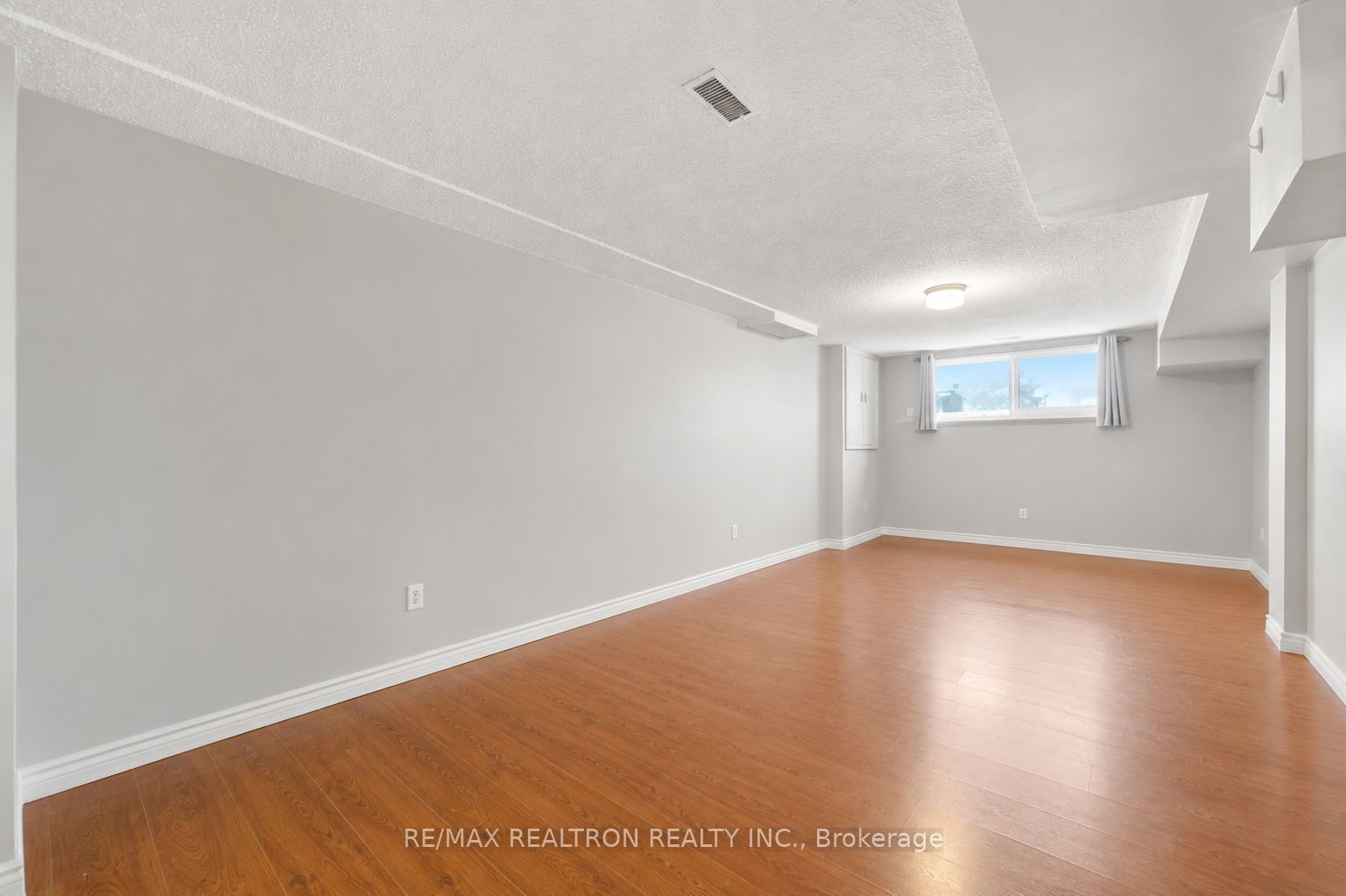 414 The Queensway Road S Property Photo 4
