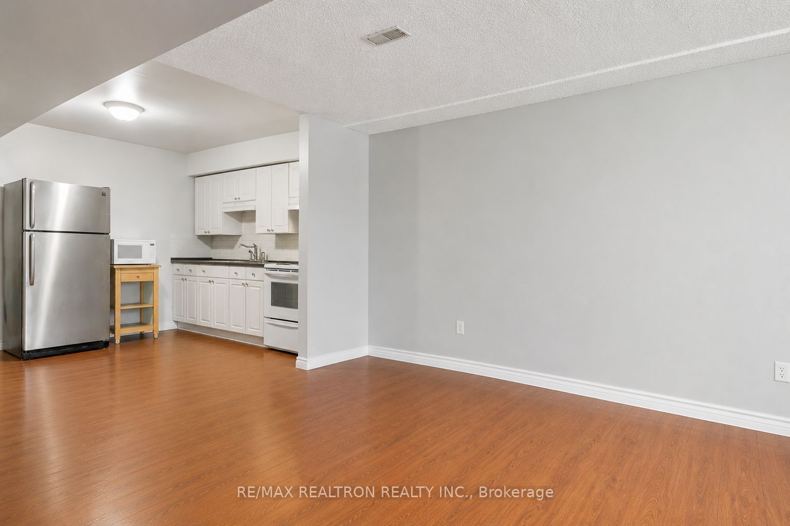 414 The Queensway Road S Property Photo 5