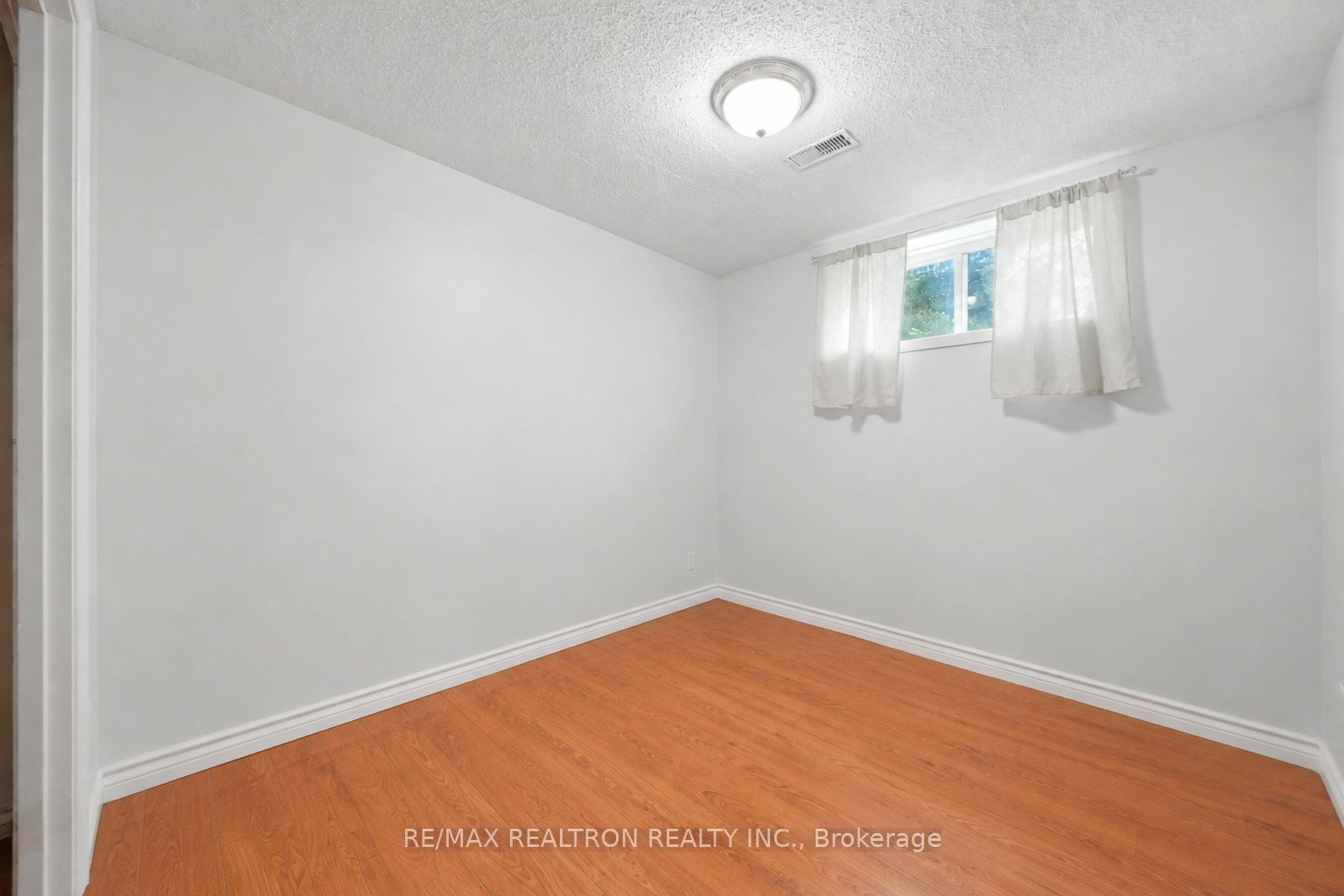414 The Queensway Road S Property Photo 8