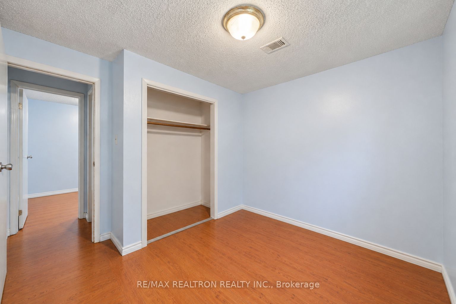 414 The Queensway Road S Property Photo 9