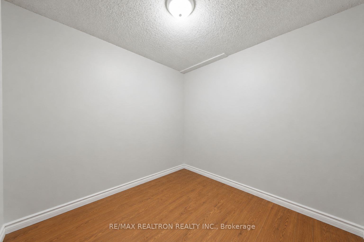 414 The Queensway Road S Property Photo 11
