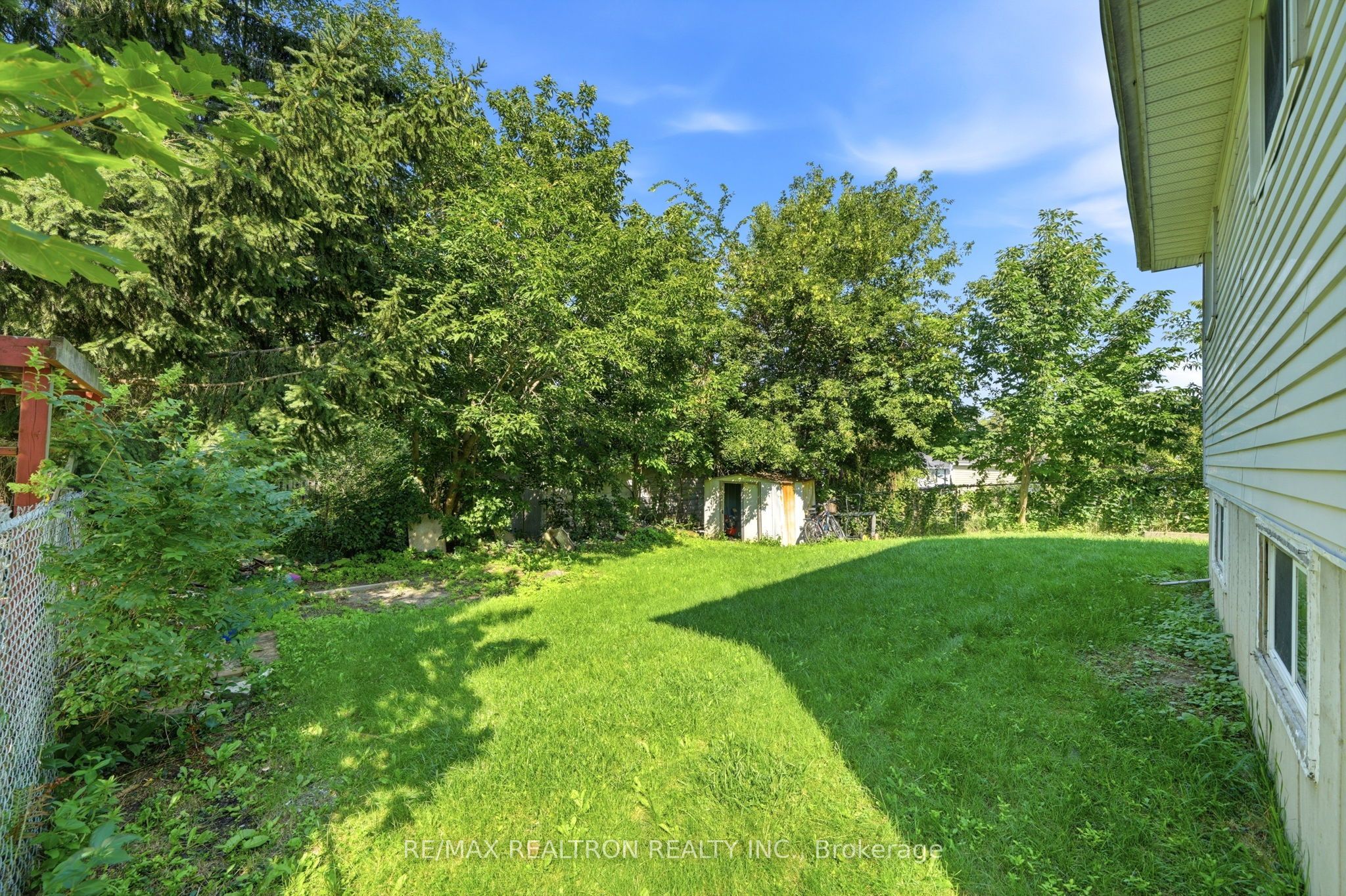 414 The Queensway Road S Property Photo 14