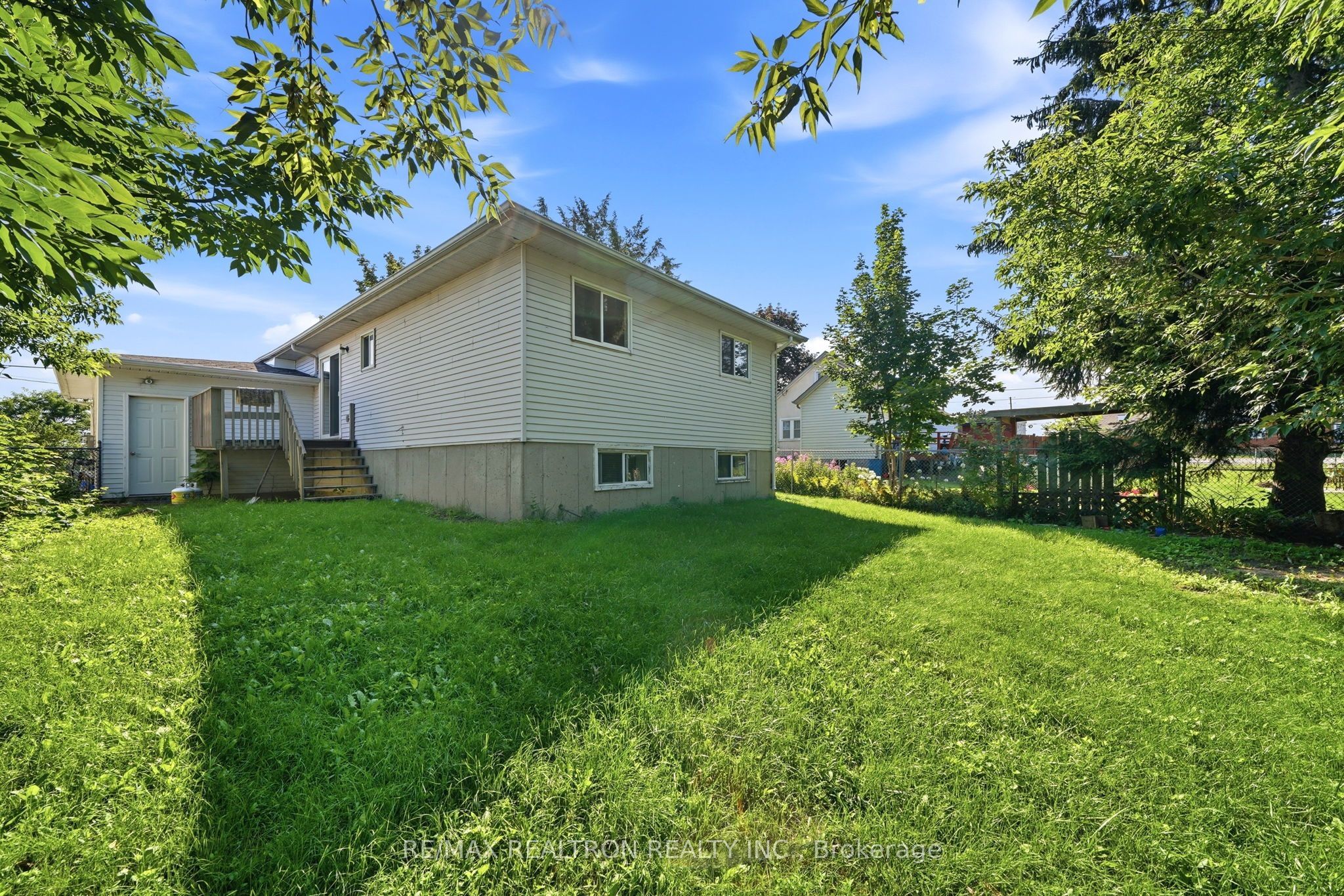 414 The Queensway Road S Property Photo 15