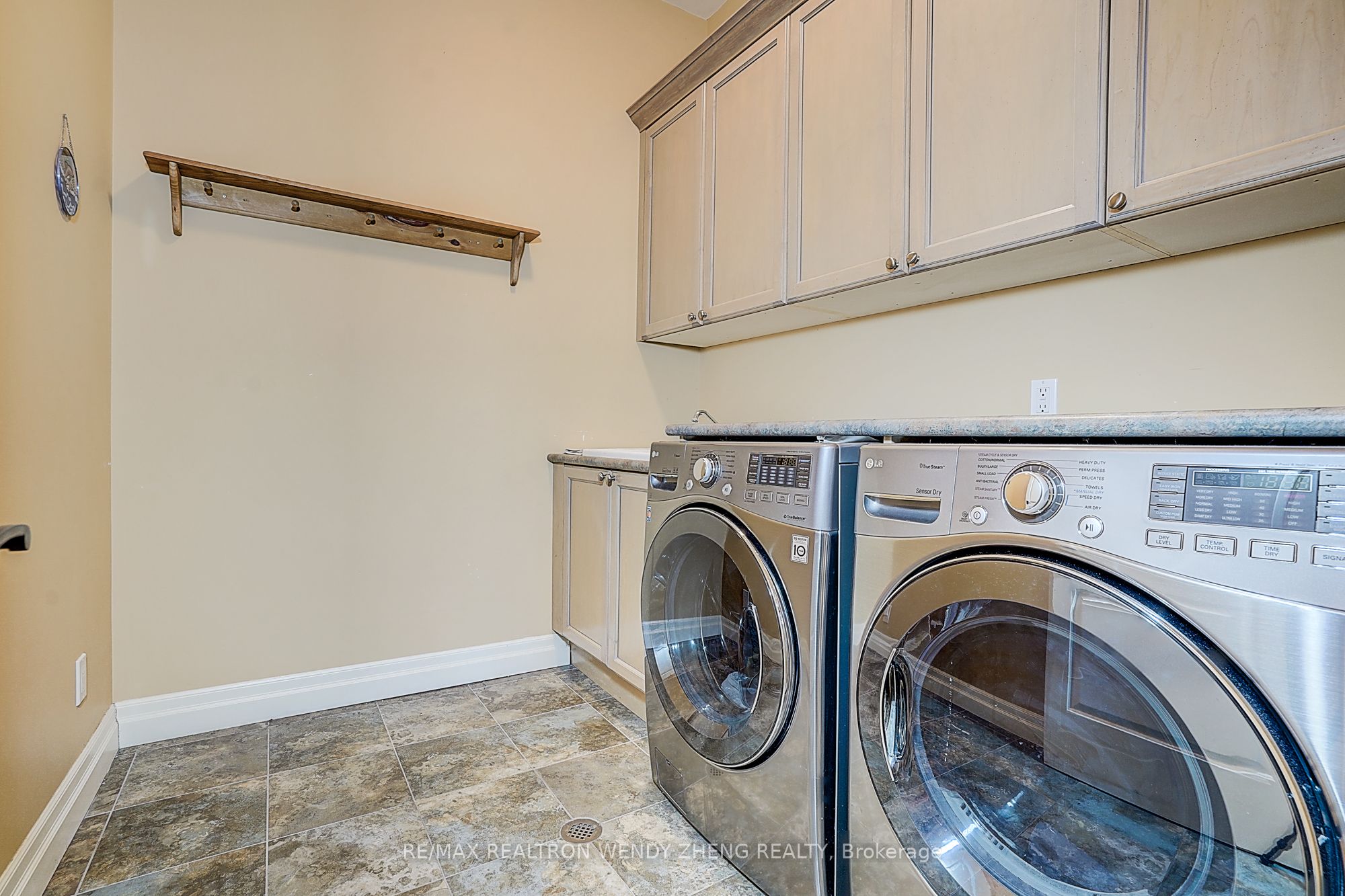8 Alm Court Property Photo 21