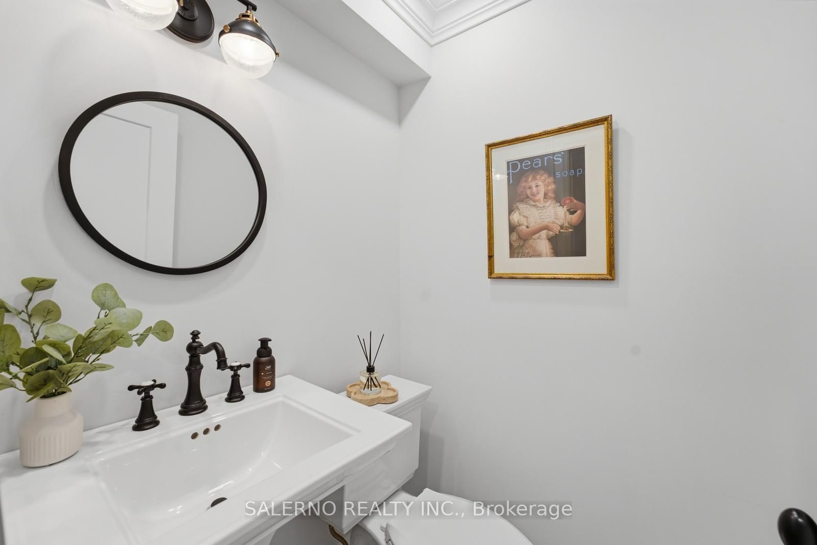 35 Sir Constantine Drive Property Photo 20