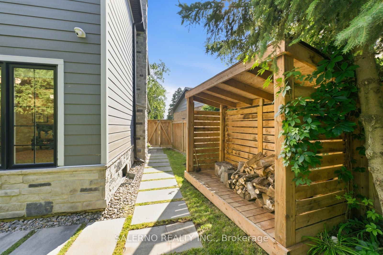 35 Sir Constantine Drive Property Photo 46