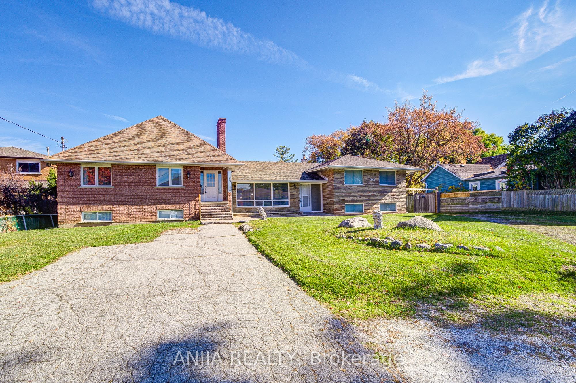 9725 Keele Street Property Photo 1
