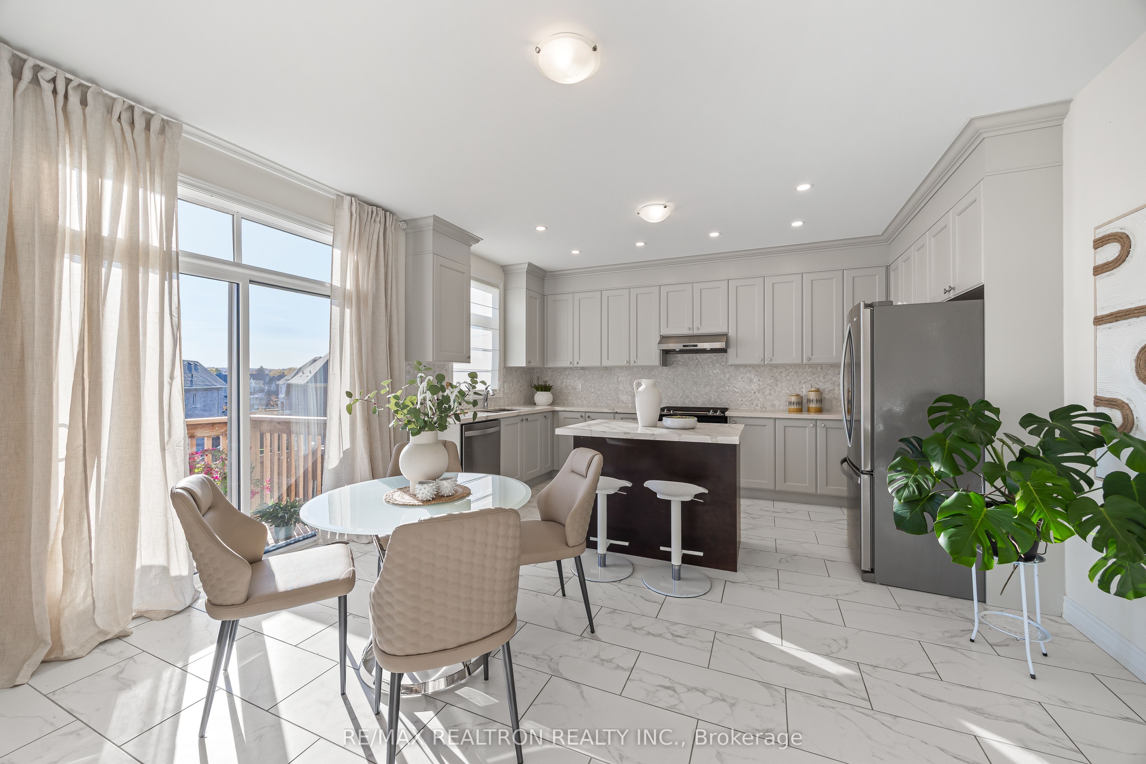 138 Silk Twist Drive Property Photo 3