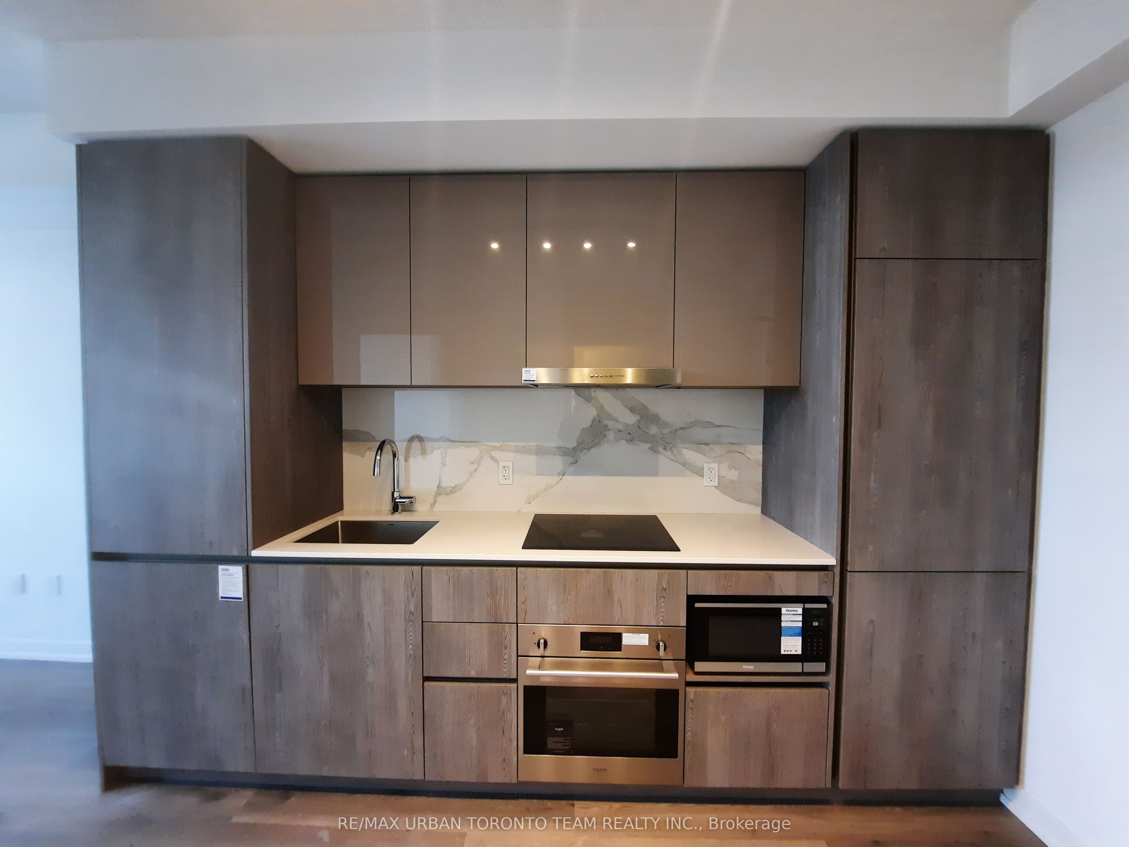 8 Interchange Way 1803 Property Photo 3