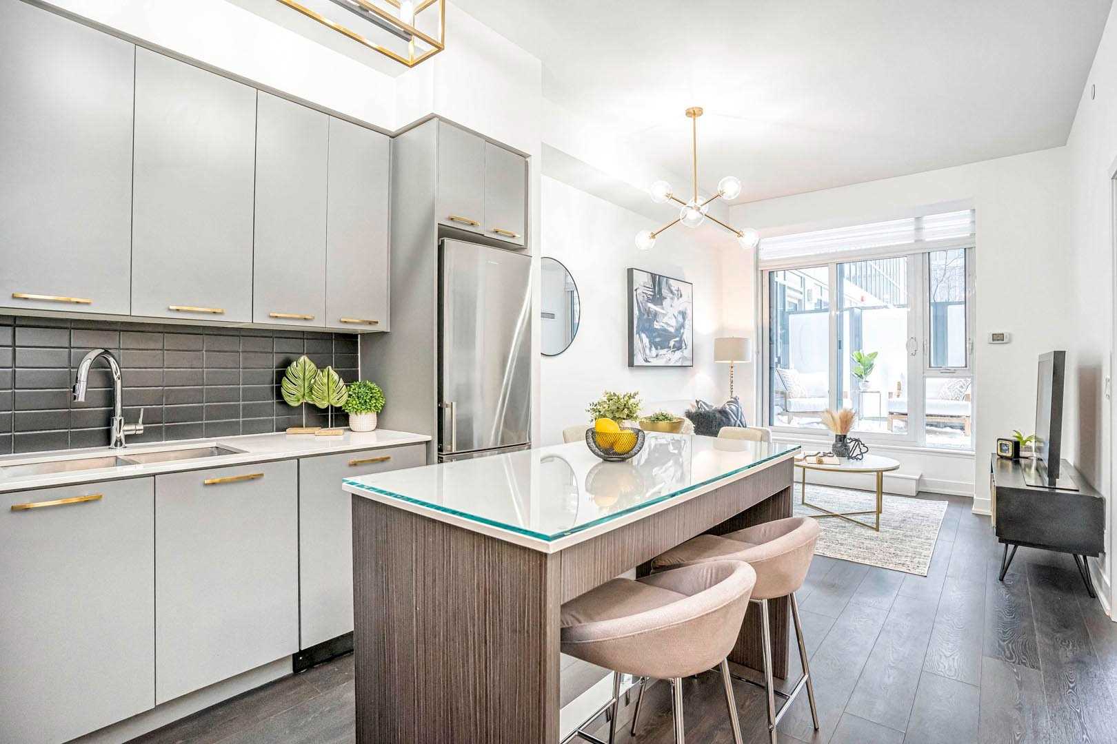 9471 Yonge St #325 Property Photo 5