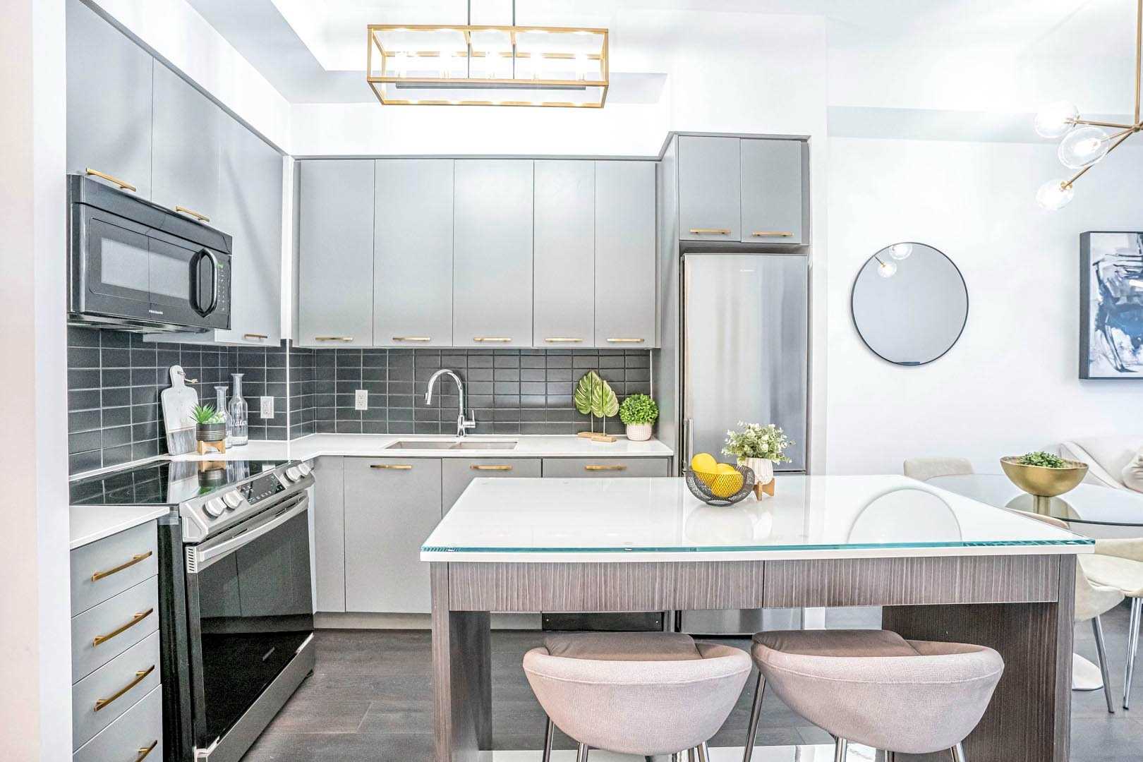 9471 Yonge St #325 Property Photo 14