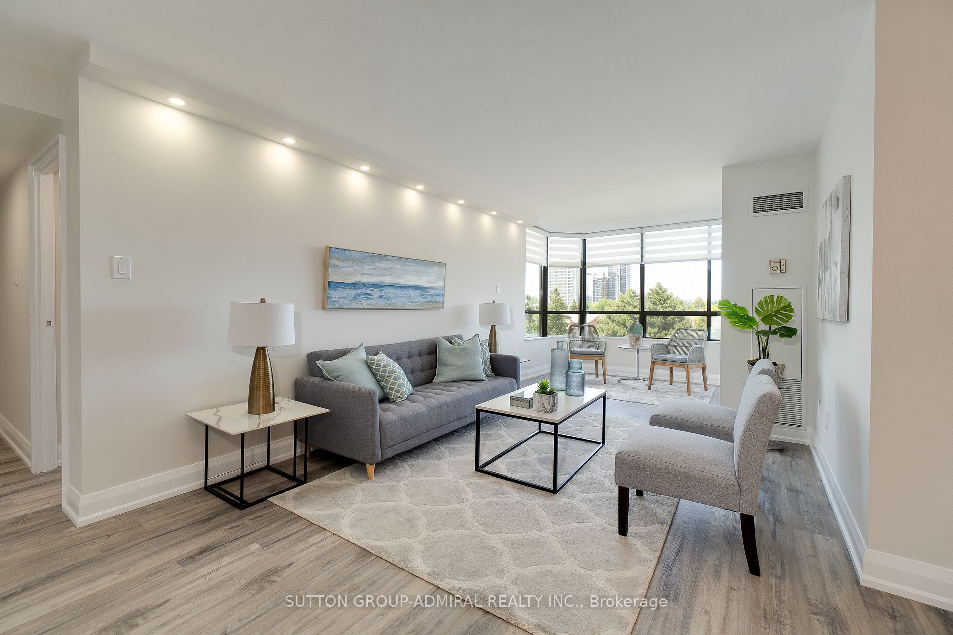 7601 Bathurst St Property Photo 1