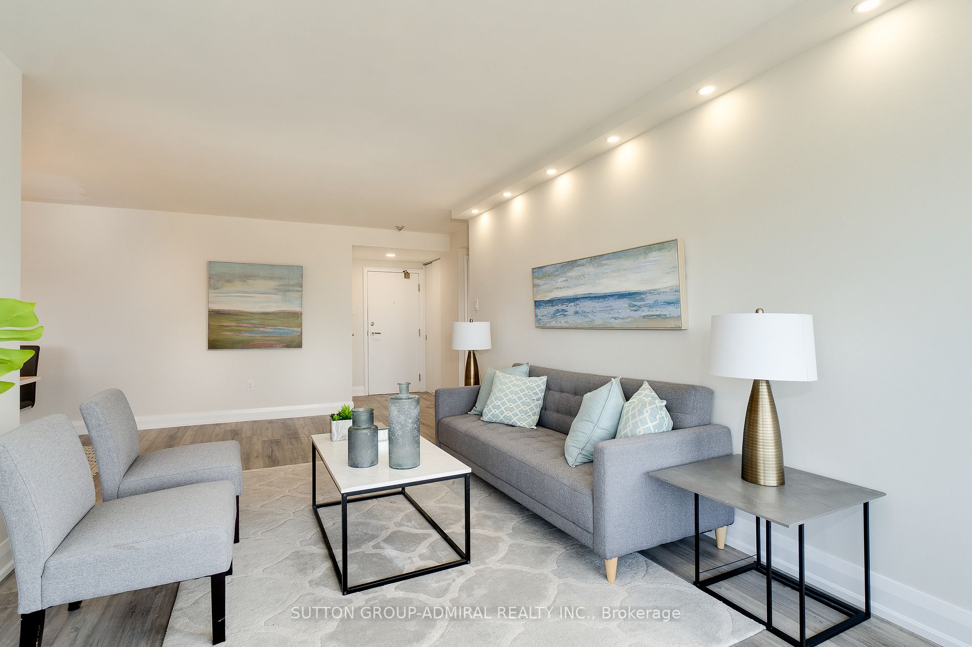 7601 Bathurst St Property Photo 3