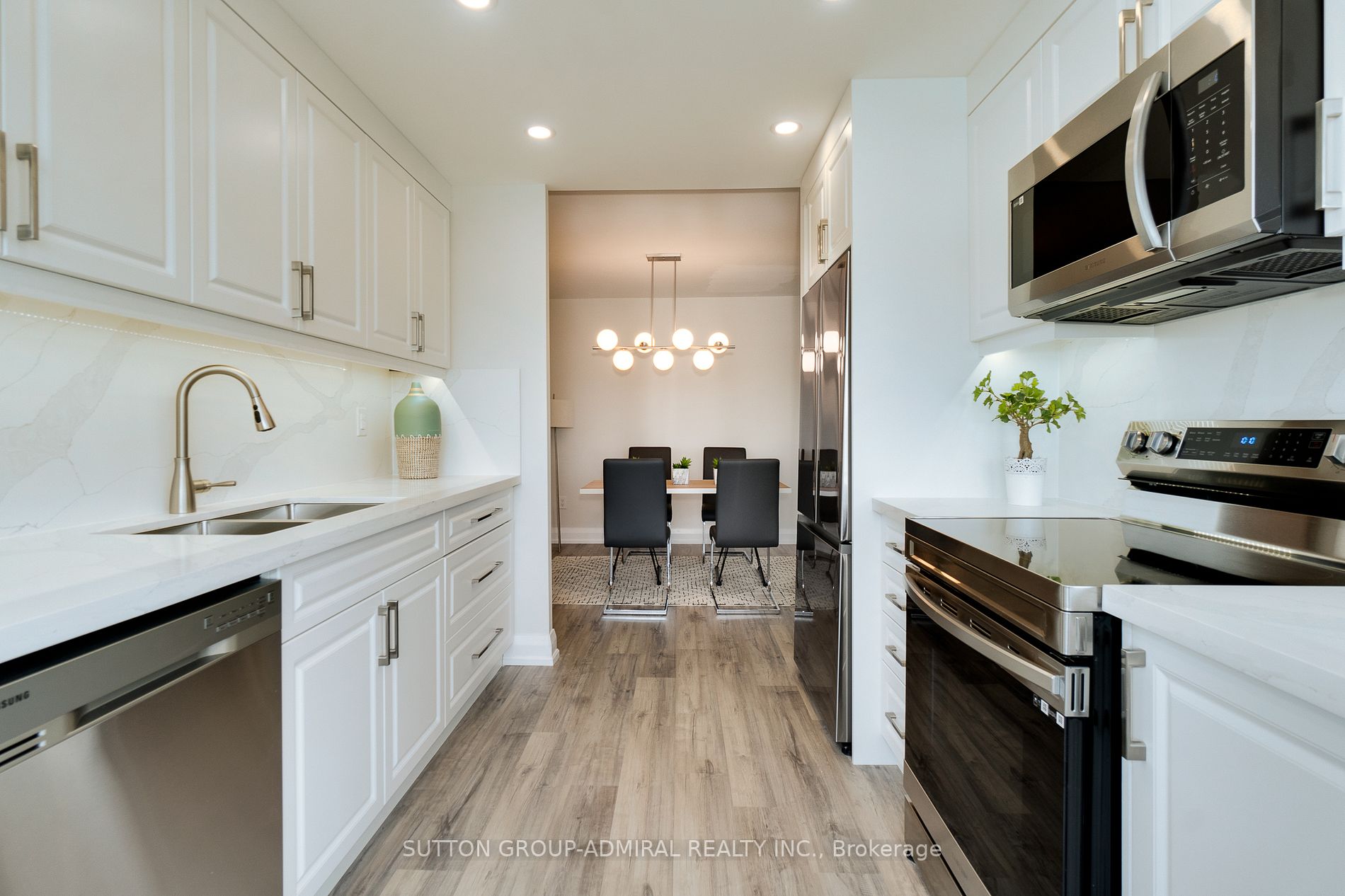 7601 Bathurst St Property Photo 12