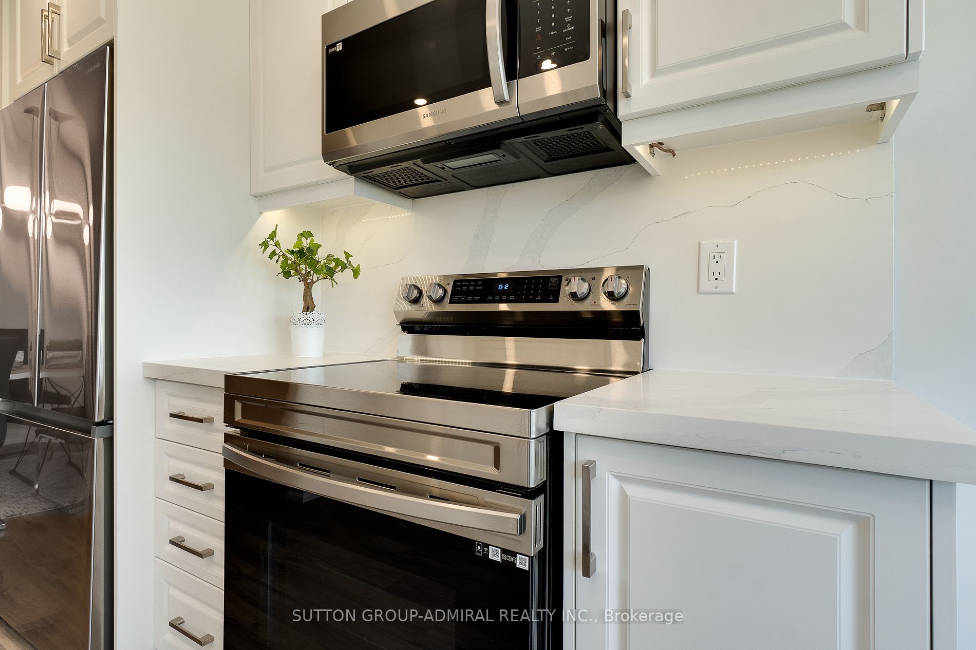 7601 Bathurst St Property Photo 13