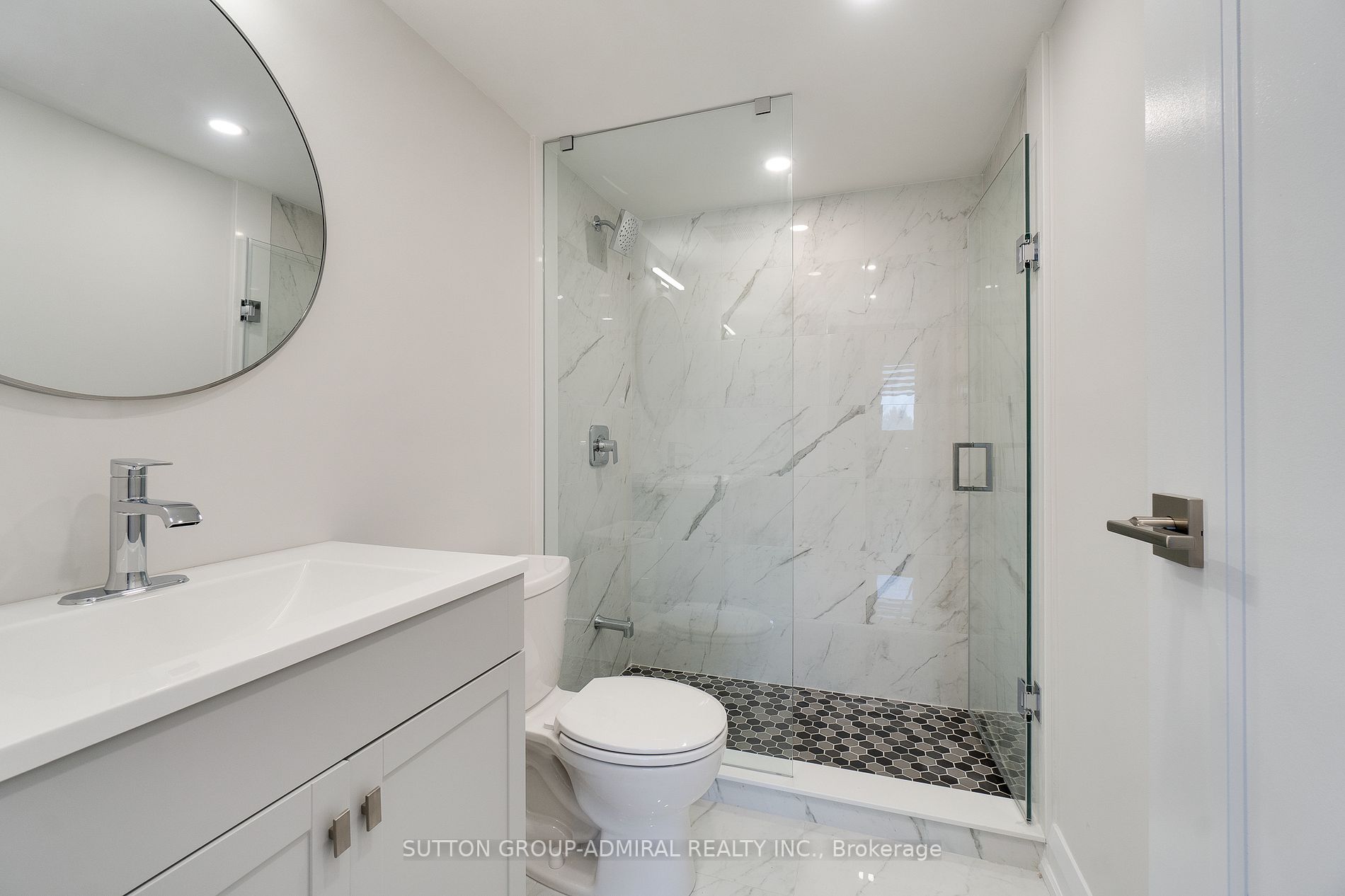 7601 Bathurst St Property Photo 22