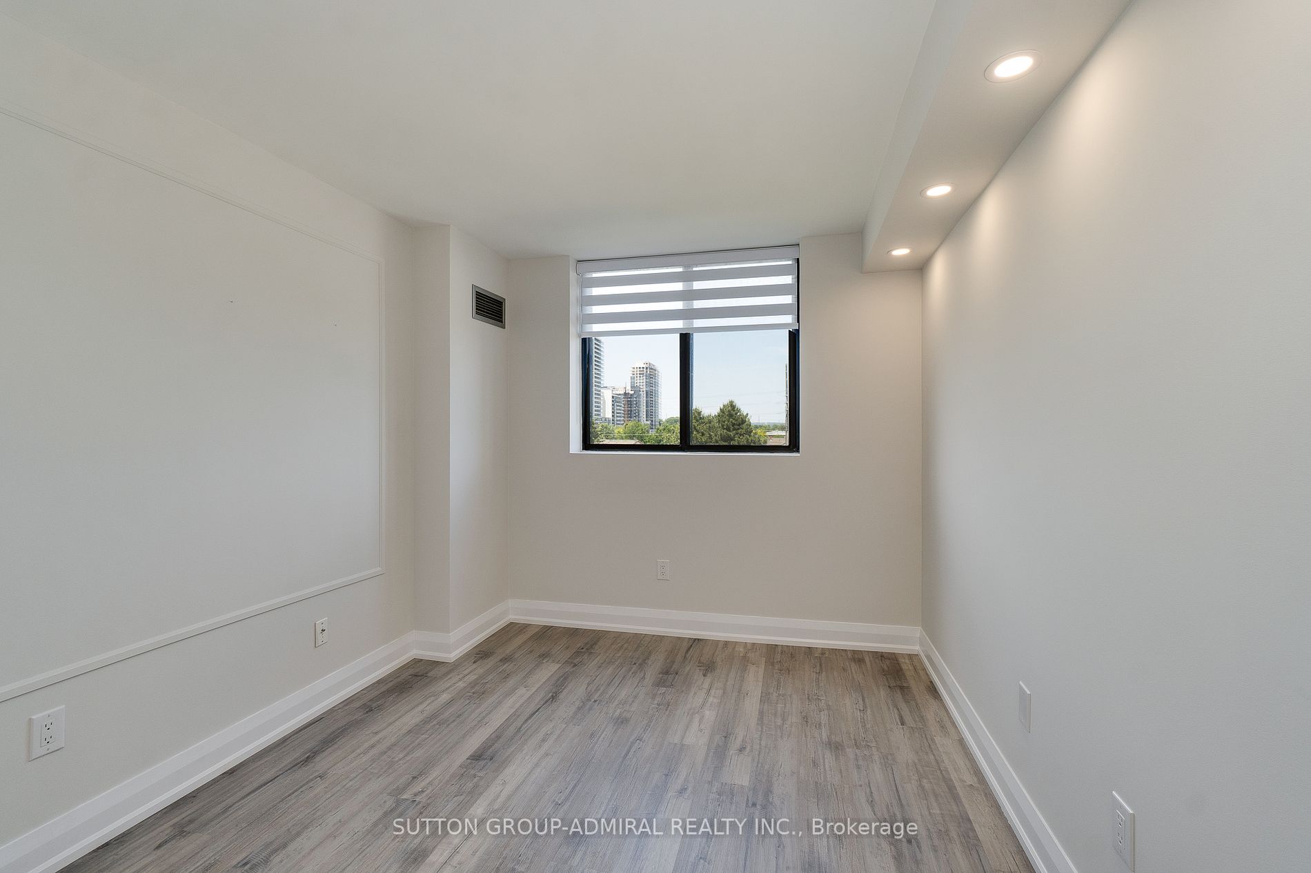 7601 Bathurst St Property Photo 24