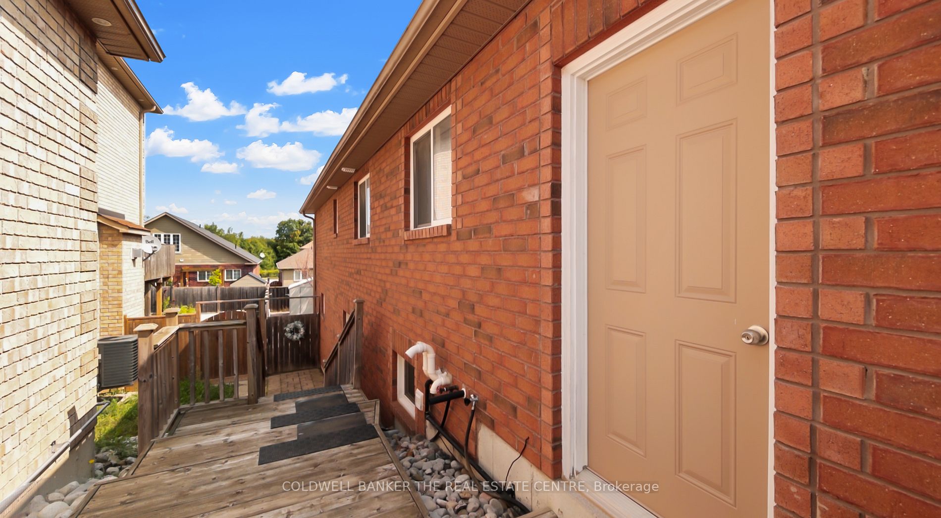 2245 Sproule St Property Photo 6