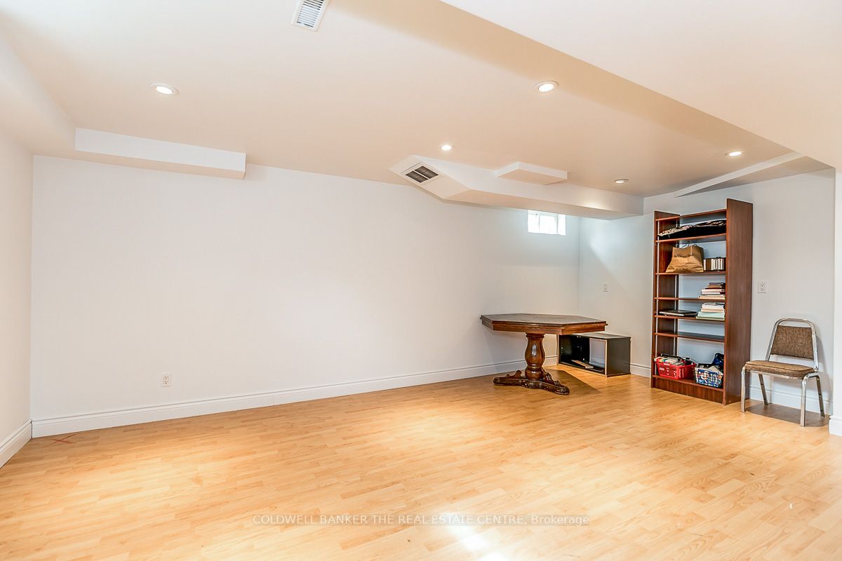 52 Eastpine Dr Property Photo 16
