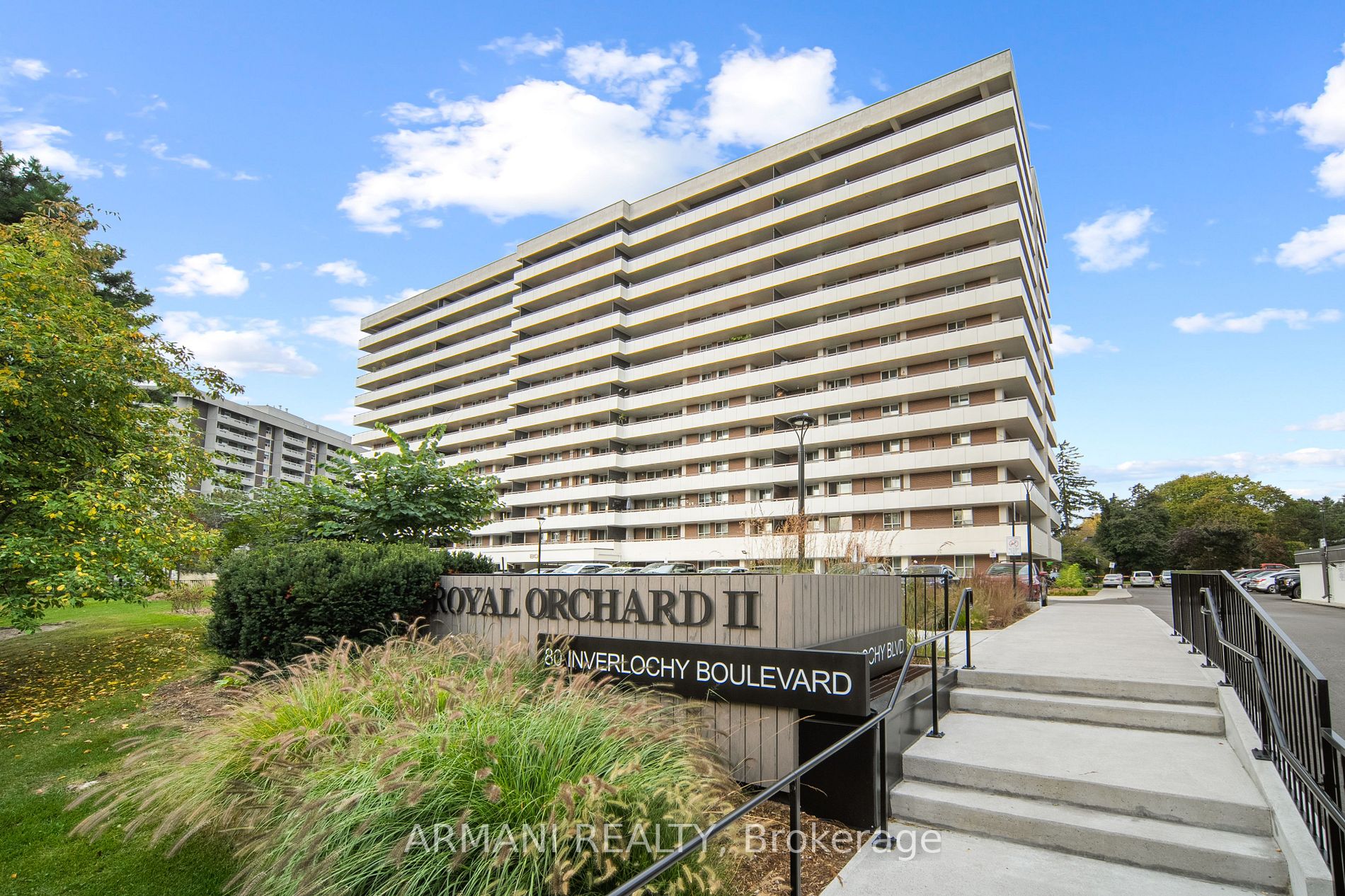 80 Inverlochy Blvd Property Photo 1