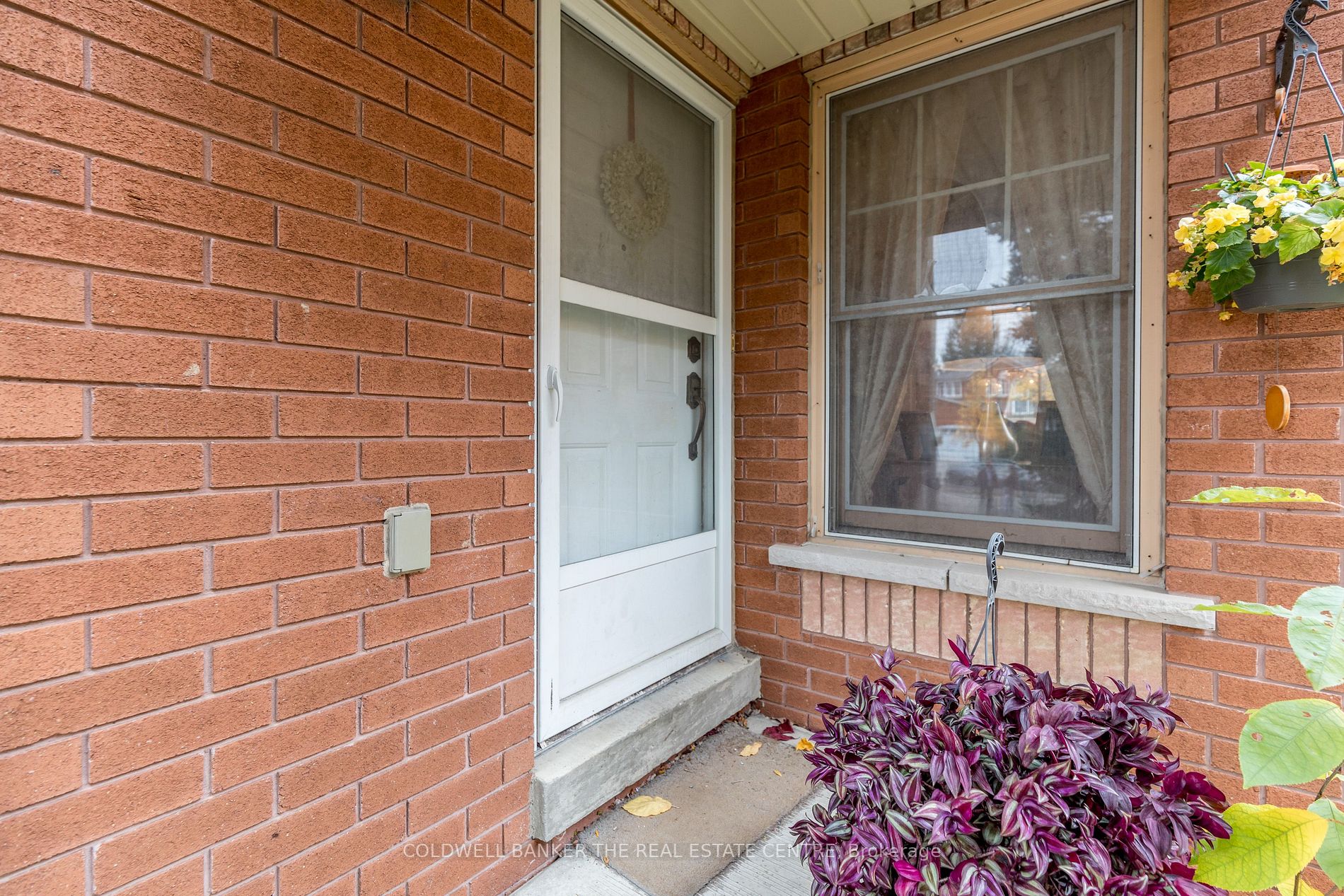 748 Shanahan Blvd Property Photo 2