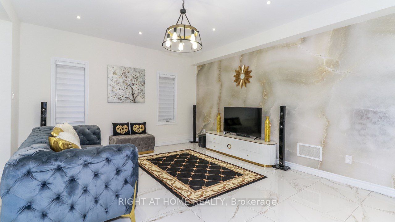 1138 Wharram Way Property Photo 8