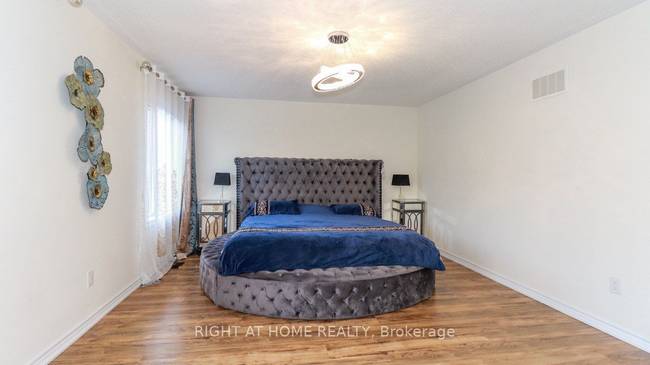 1138 Wharram Way Property Photo 18