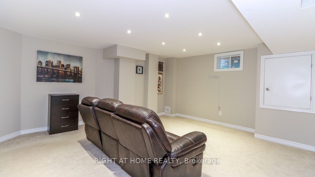 1138 Wharram Way Property Photo 25