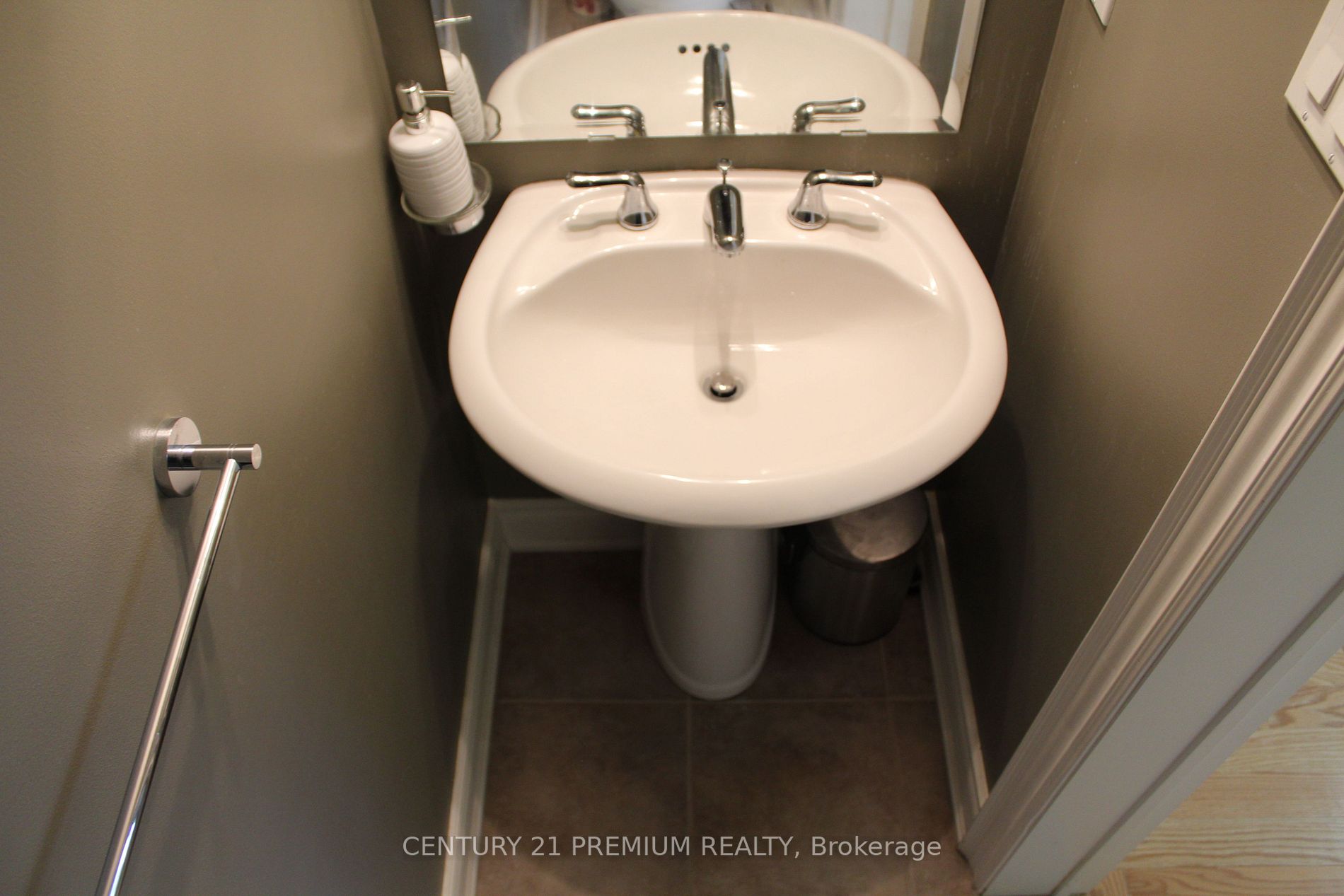 10032 Keele St E Property Photo 9