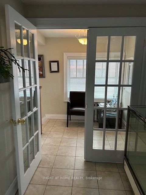 18 Richmond St E Property Photo 3
