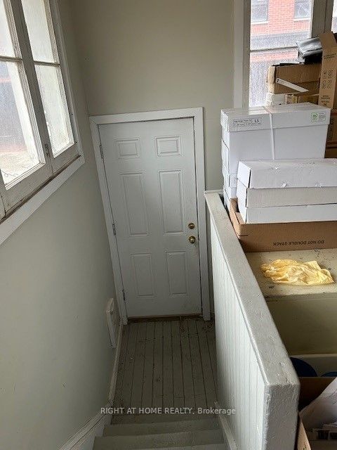 18 Richmond St E Property Photo 16