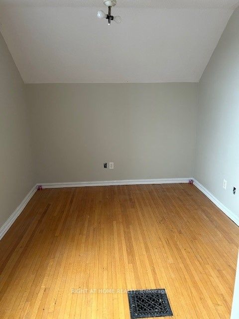18 Richmond St E Property Photo 18