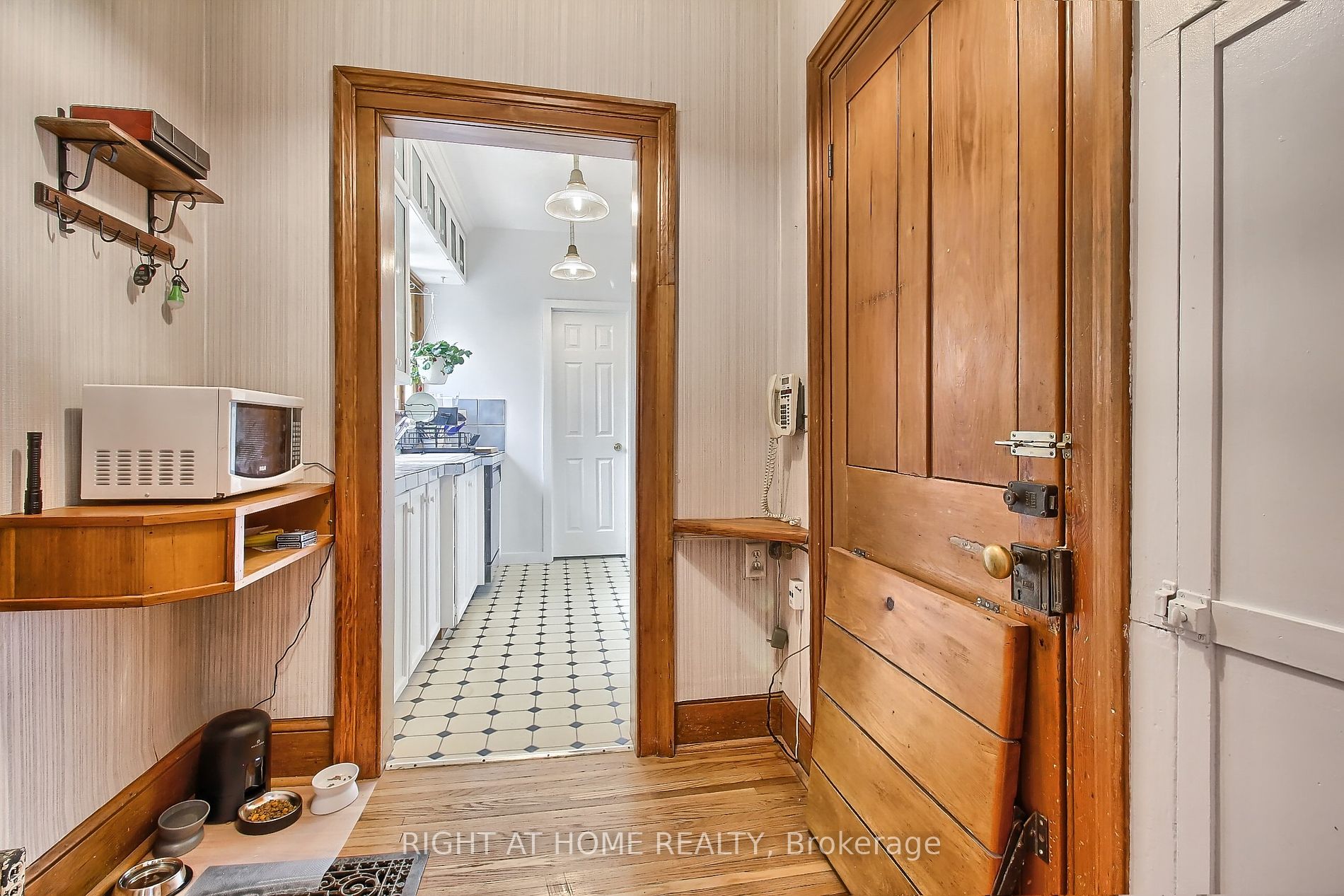 17 Wellington St Property Photo 9