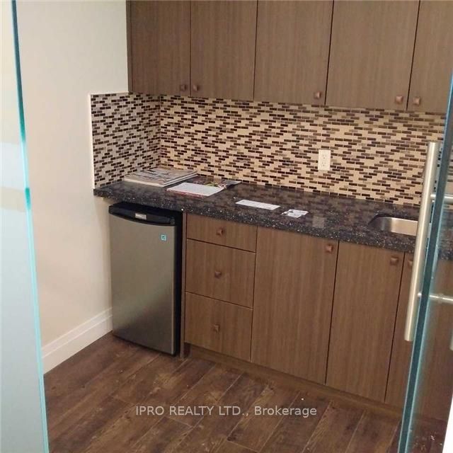 7191 Yonge St Property Photo 17