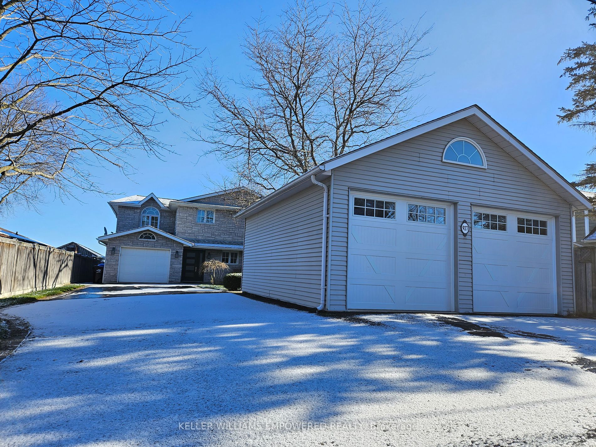 927 Barry Ave Property Photo 2