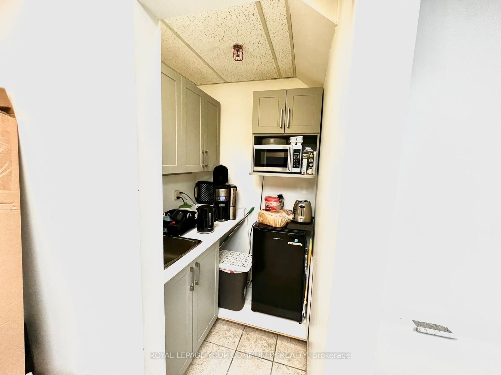 400 Esna Park Dr S Property Photo 4