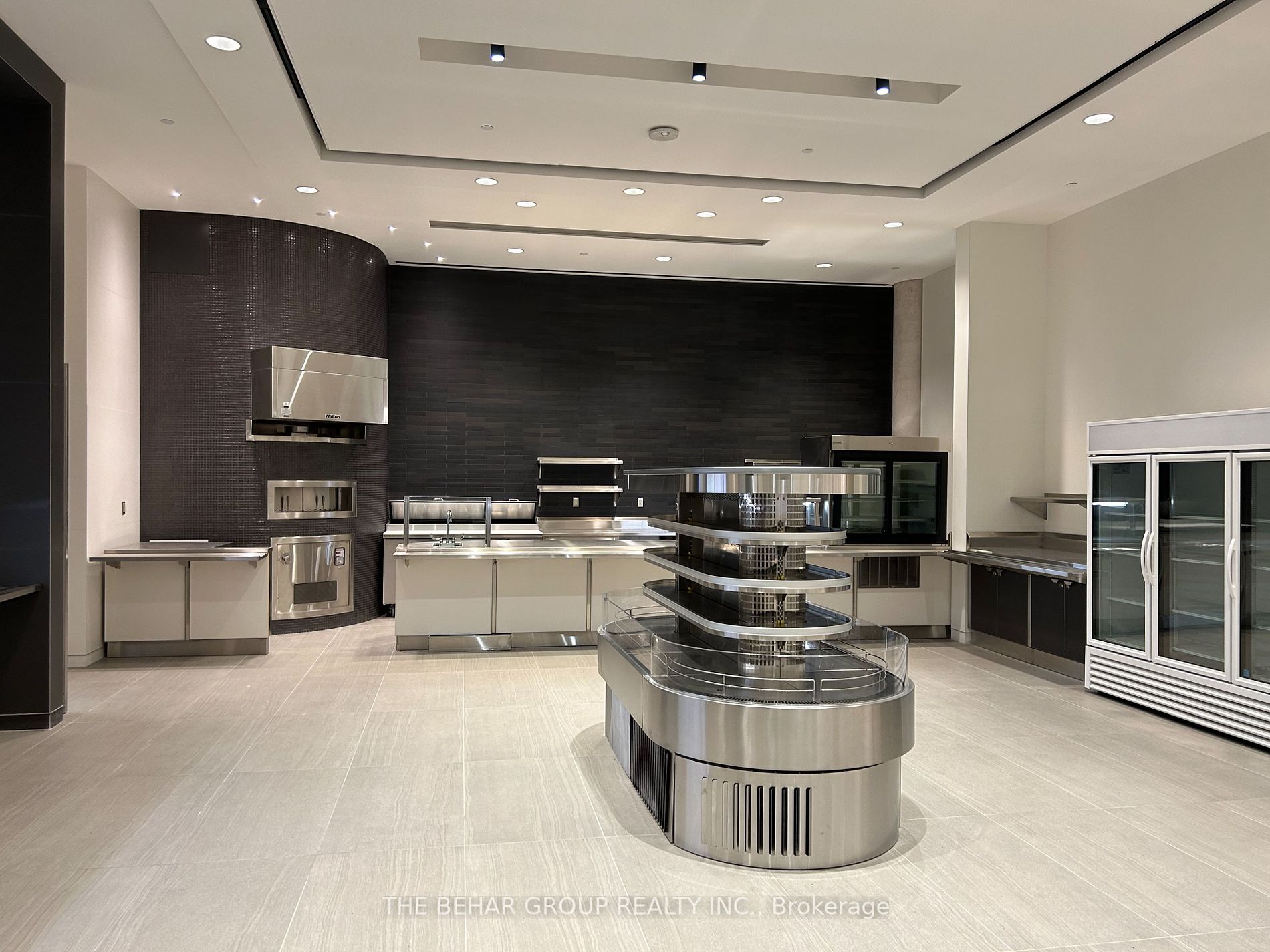 17150 Yonge St Property Photo 3