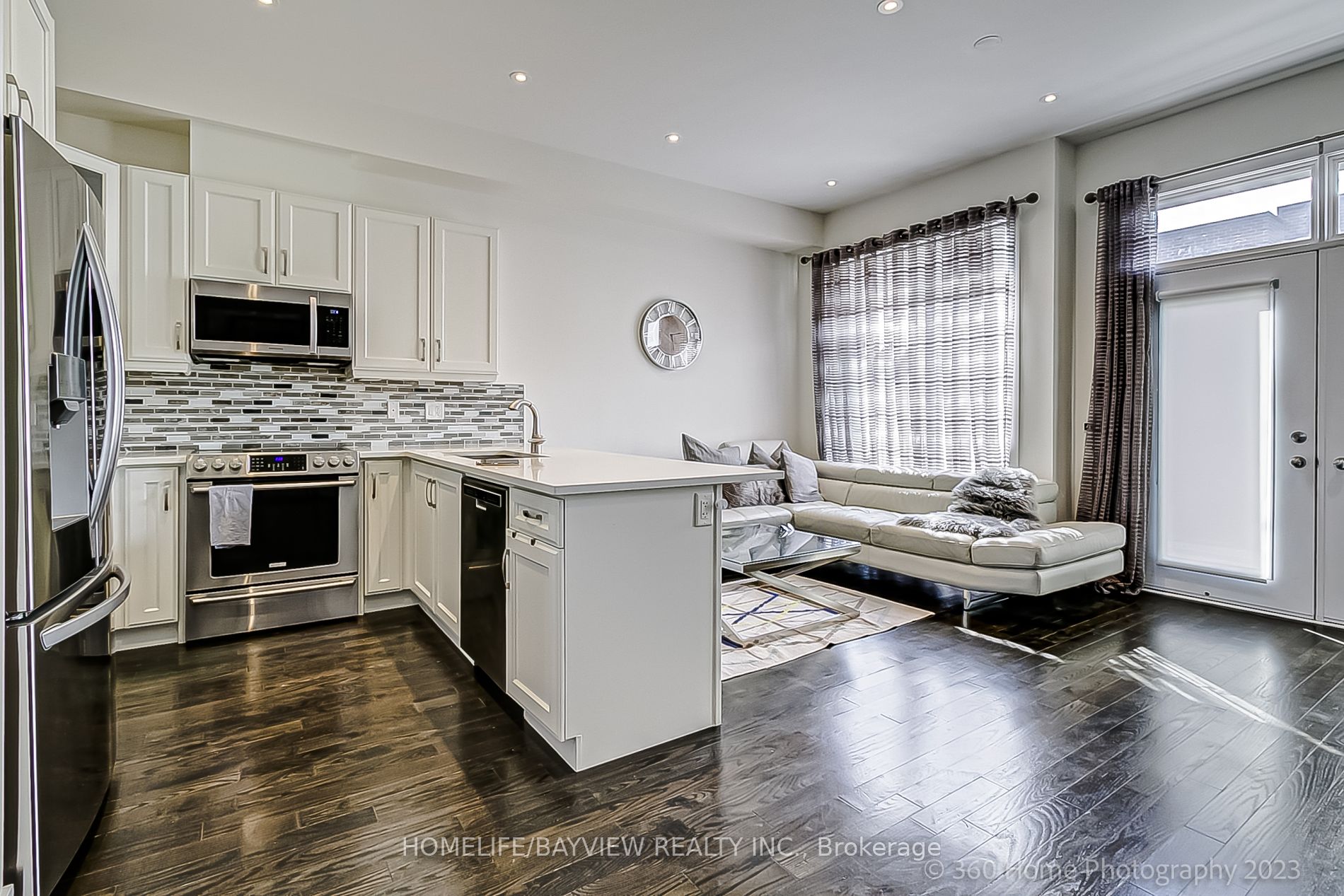 9174 Bathurst St Property Photo 6