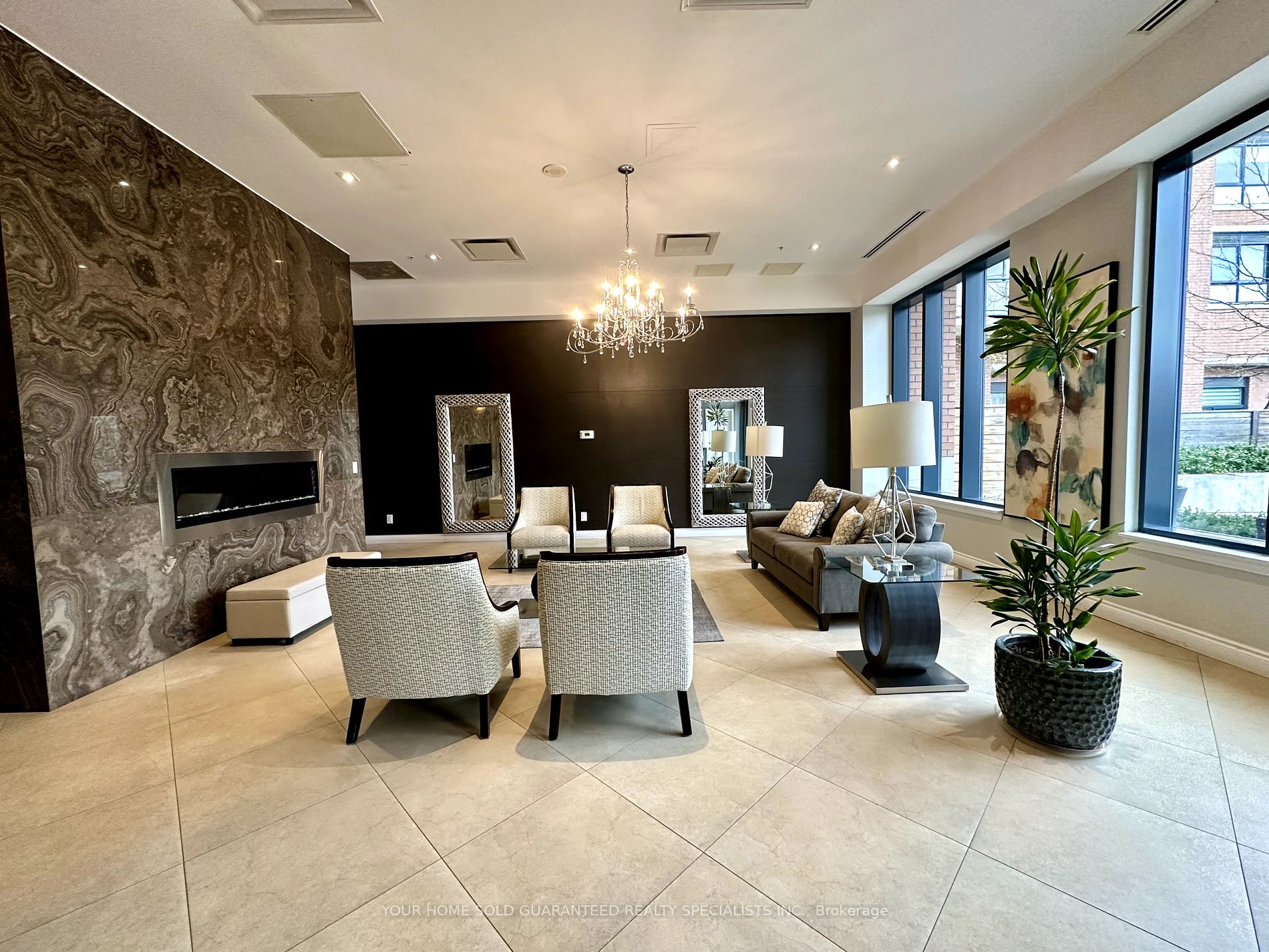 11611 Yonge St 10 Property Photo 2