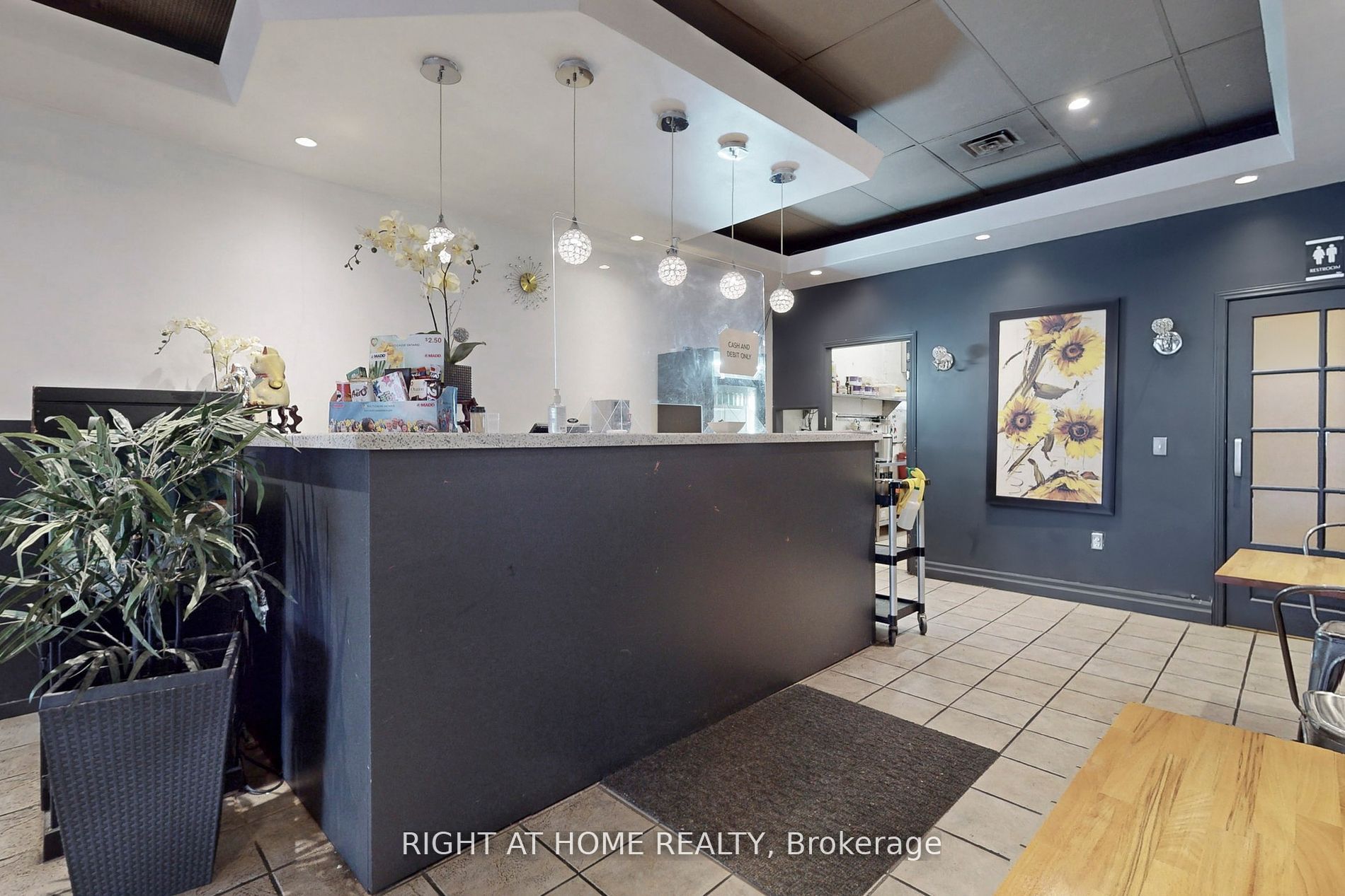 16925 Yonge St Property Photo 5