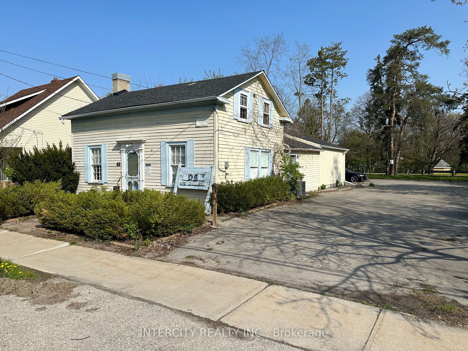 46 Centre St Property Photo 1