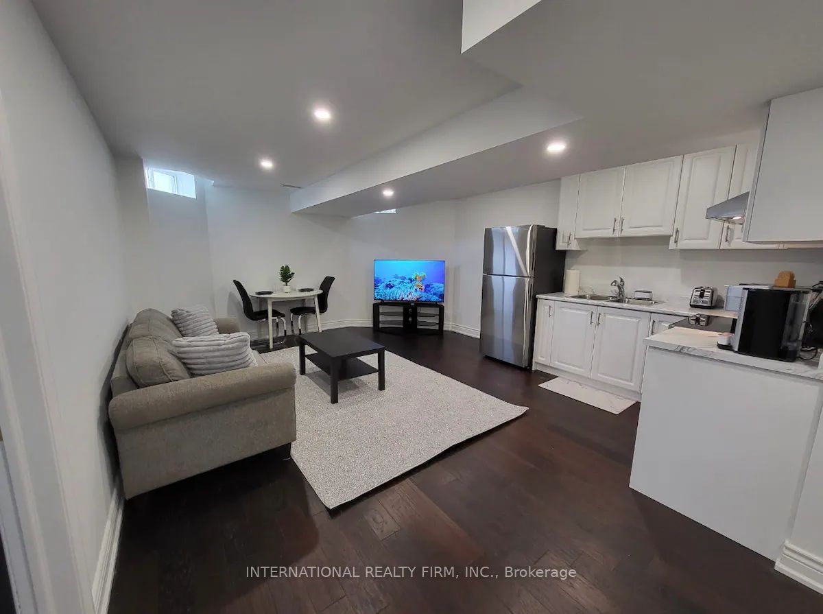 35 Oakmoor Lane E Property Photo 1