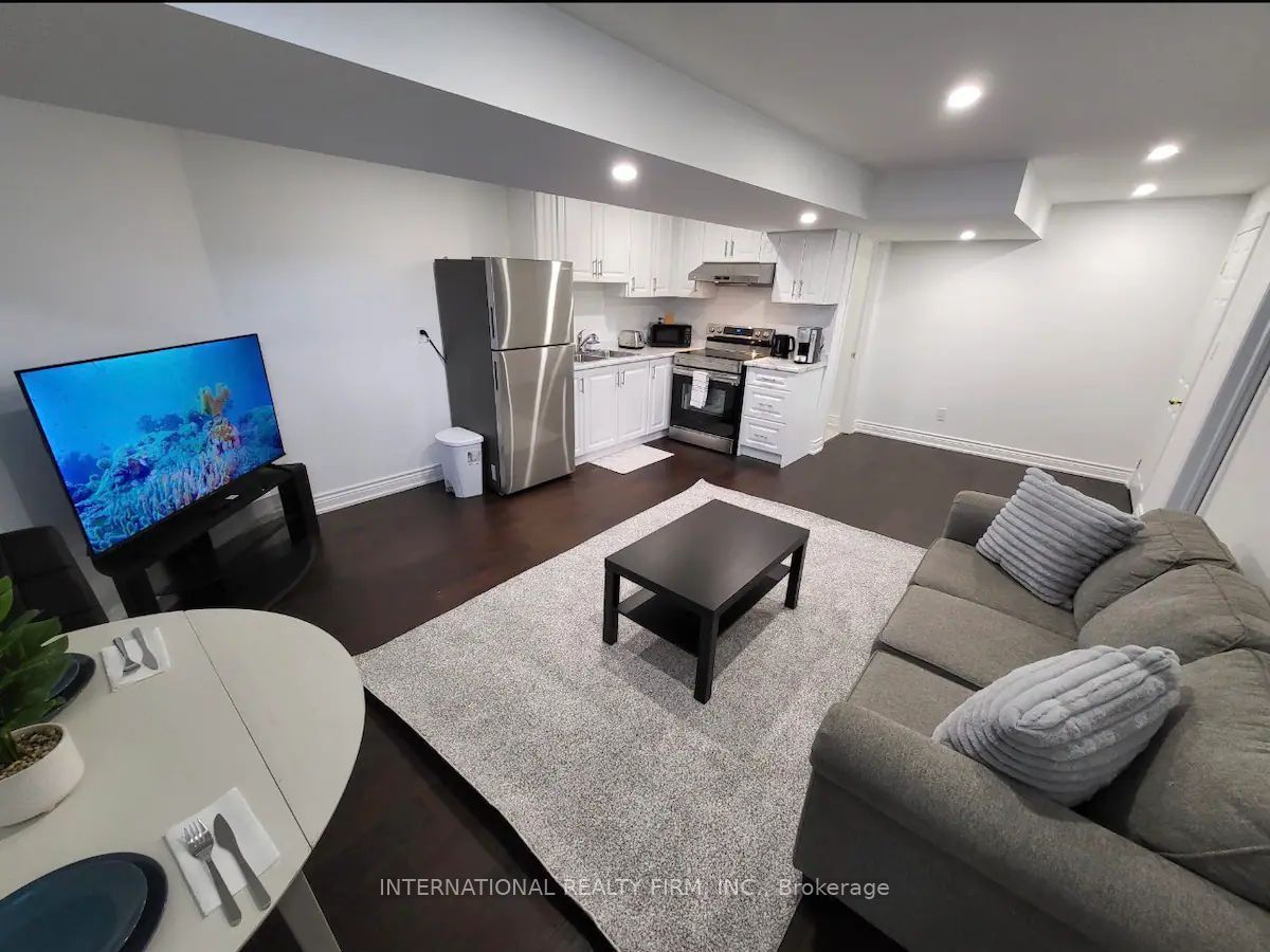 35 Oakmoor Lane E Property Photo 2