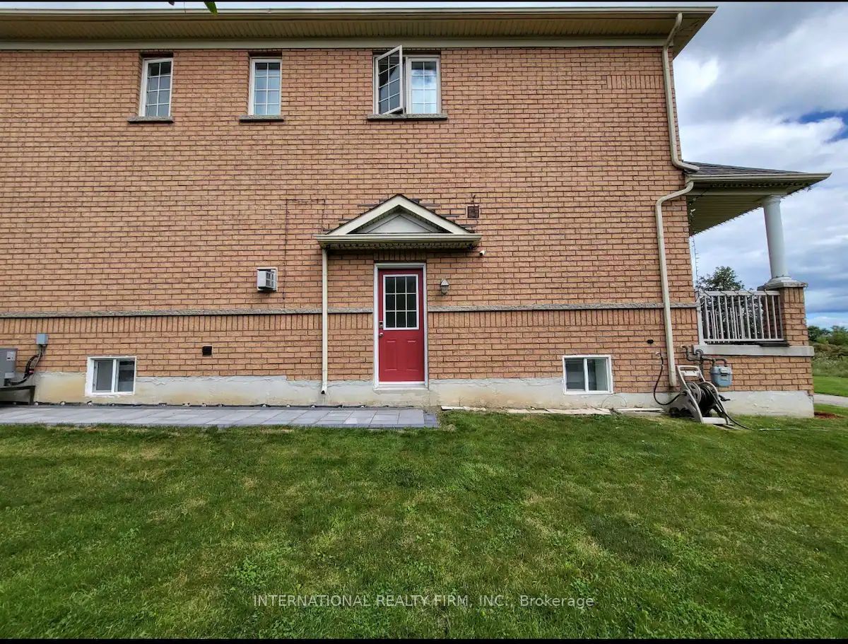 35 Oakmoor Lane E Property Photo 7
