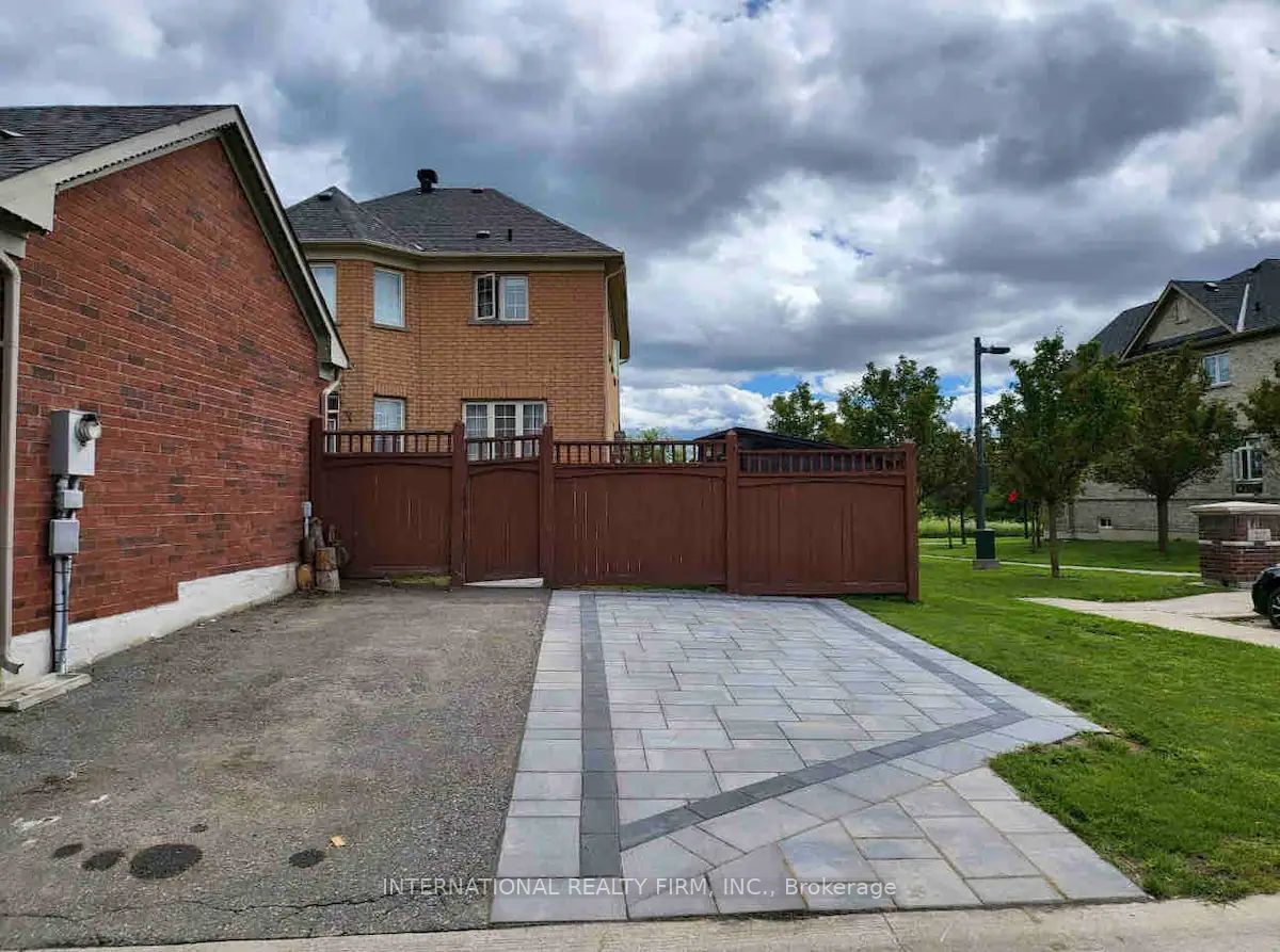 35 Oakmoor Lane E Property Photo 9