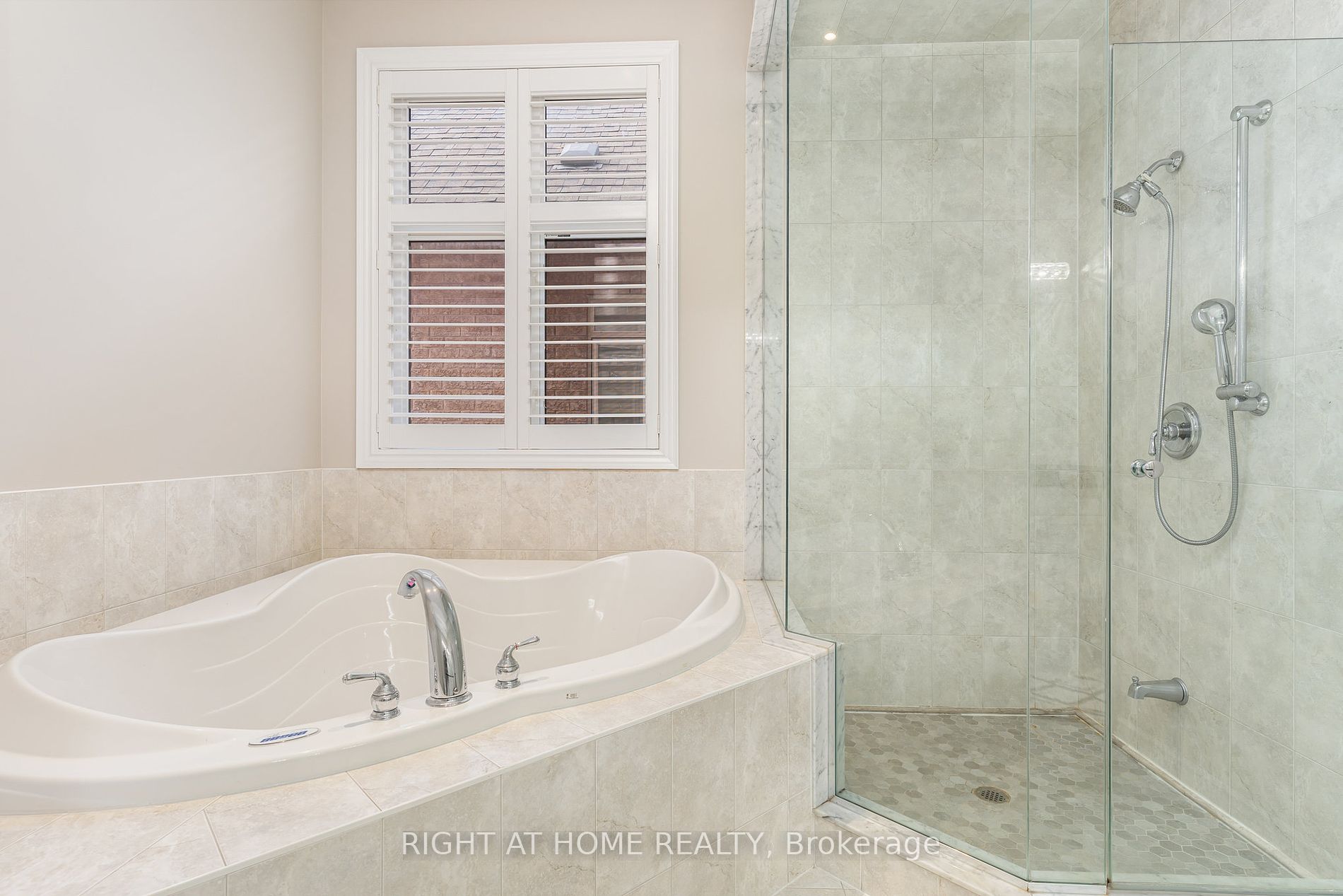185 Cook's Mill Cres Property Photo 24