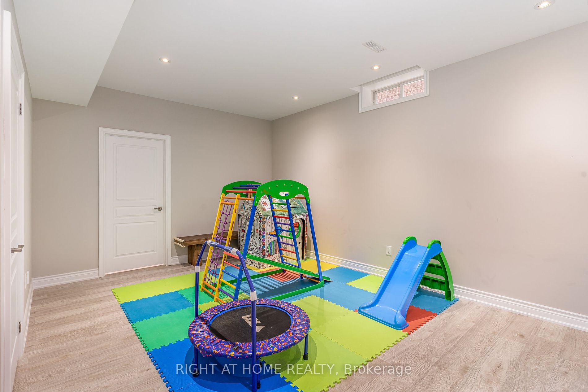 185 Cook's Mill Cres Property Photo 37