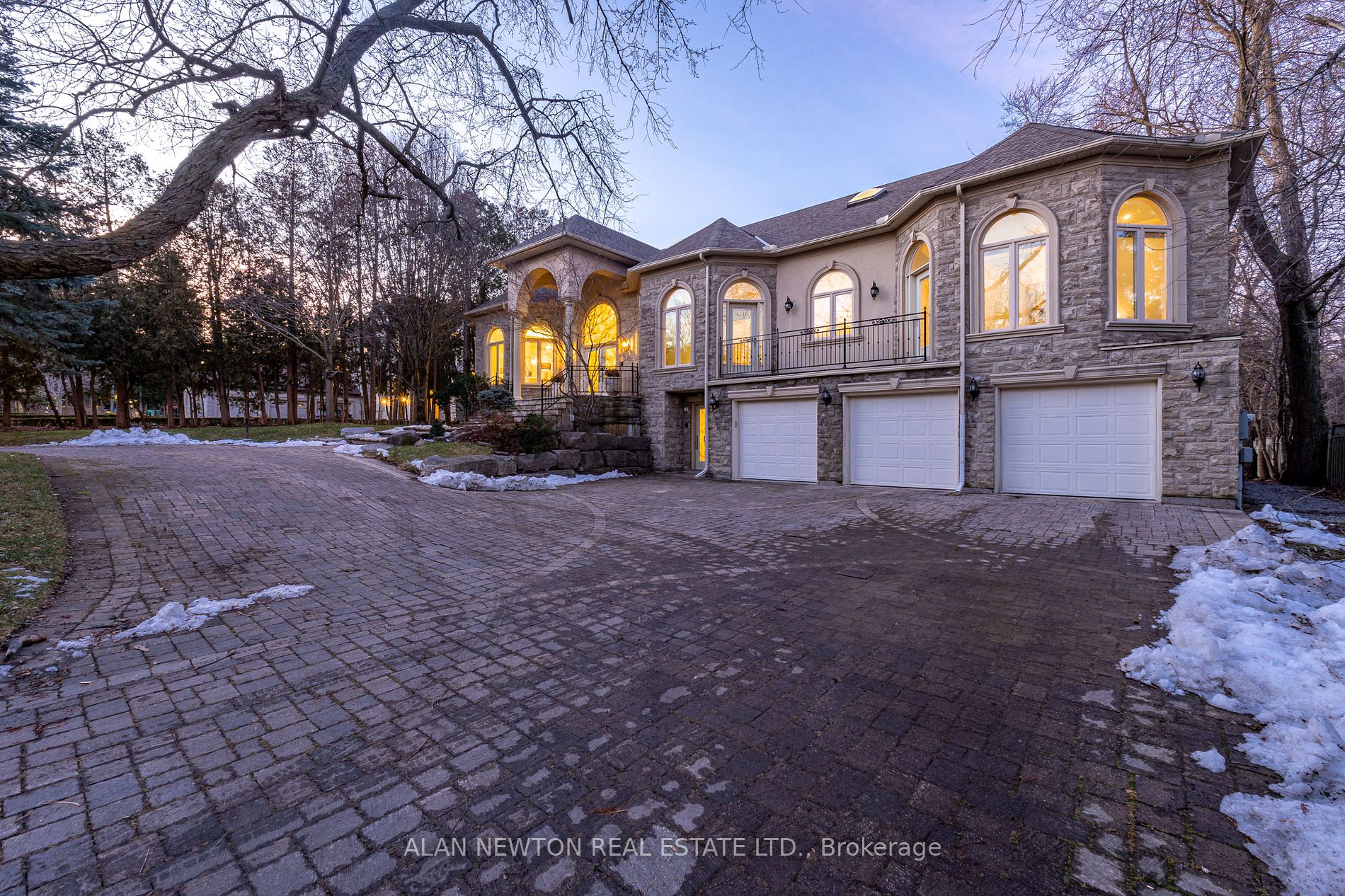 48 Arnold Ave Property Photo 2